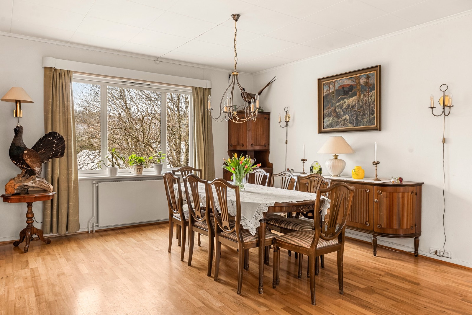 Den ene stuen ligger utenfor kjøkkenet, og passer utmerket som spisestue. Galleribilde