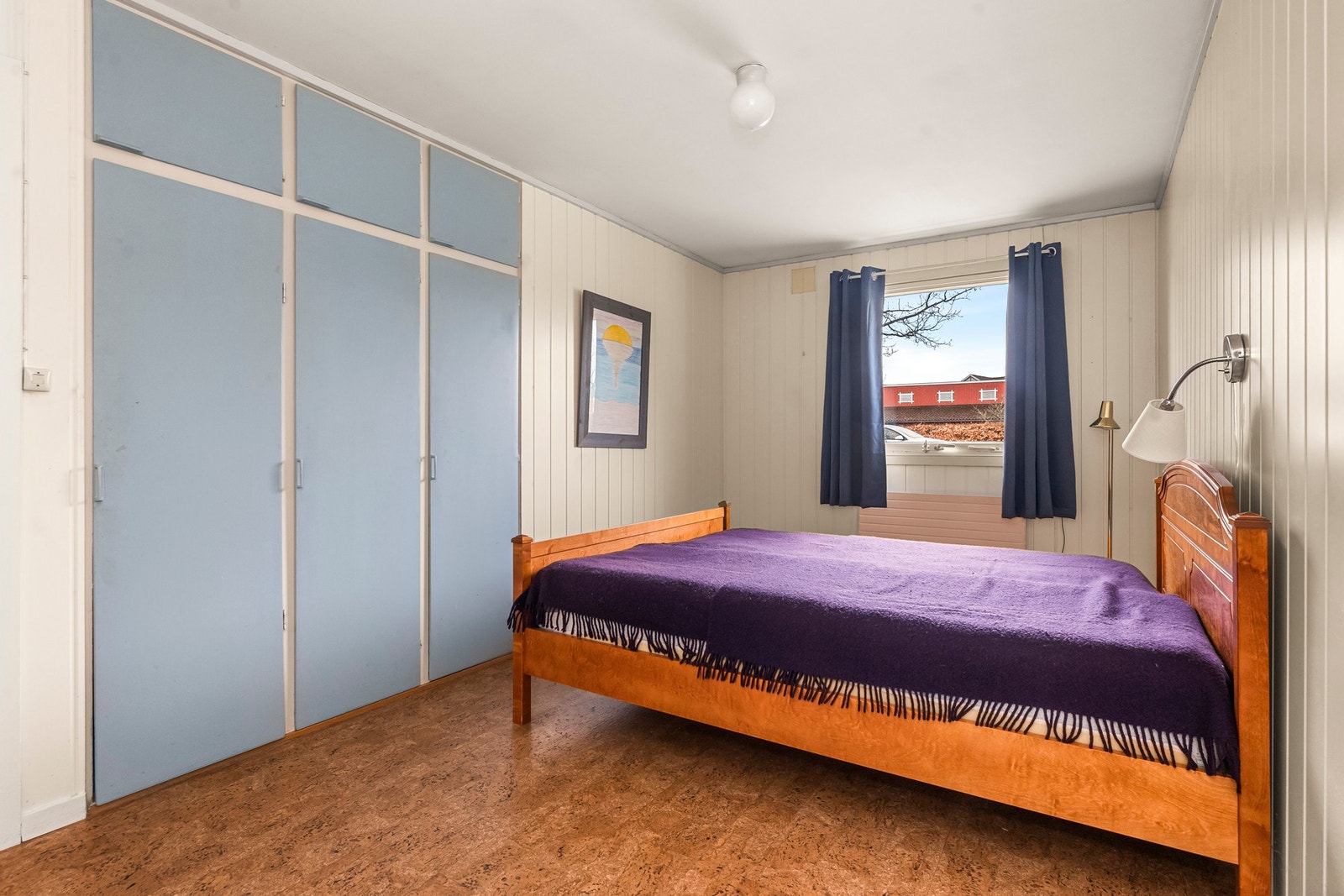 Nede har hovedsoverommet god oppbevaring i innebygde garderobeskap. Galleribilde