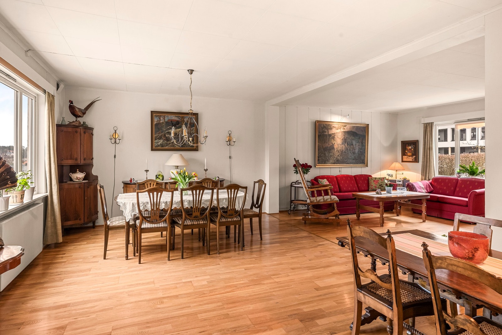 I 1. etasje har boligen tre tilstøtende stuer, noe som gir ekstra fleksibilitet og god møbleringsfrihet. Galleribilde