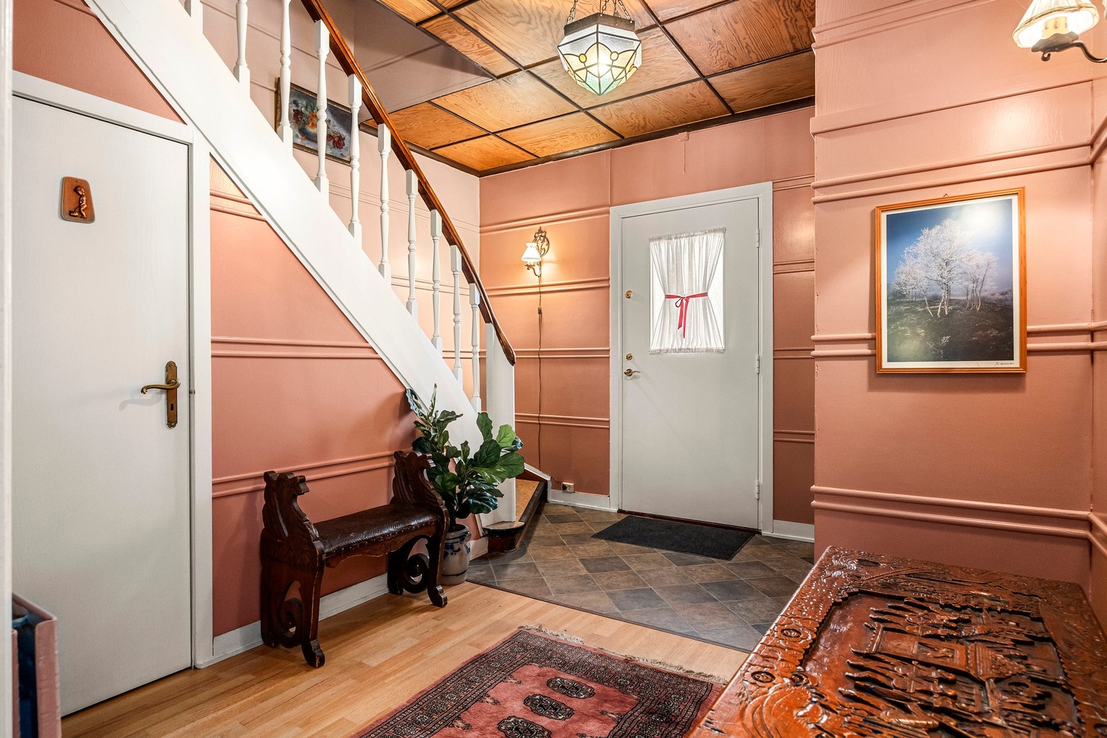 Det er to innganger i 1. etasje, hvor den ene tar deg til en stor hall med gjestetoalett og trapp til 2. etasje. Galleribilde