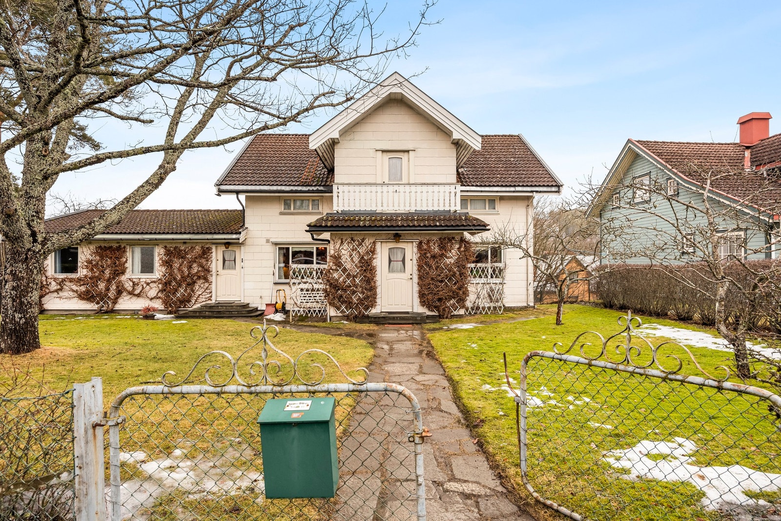 Med gjerde rundt hagen kan både barna og de firbente løpe fritt. Galleribilde