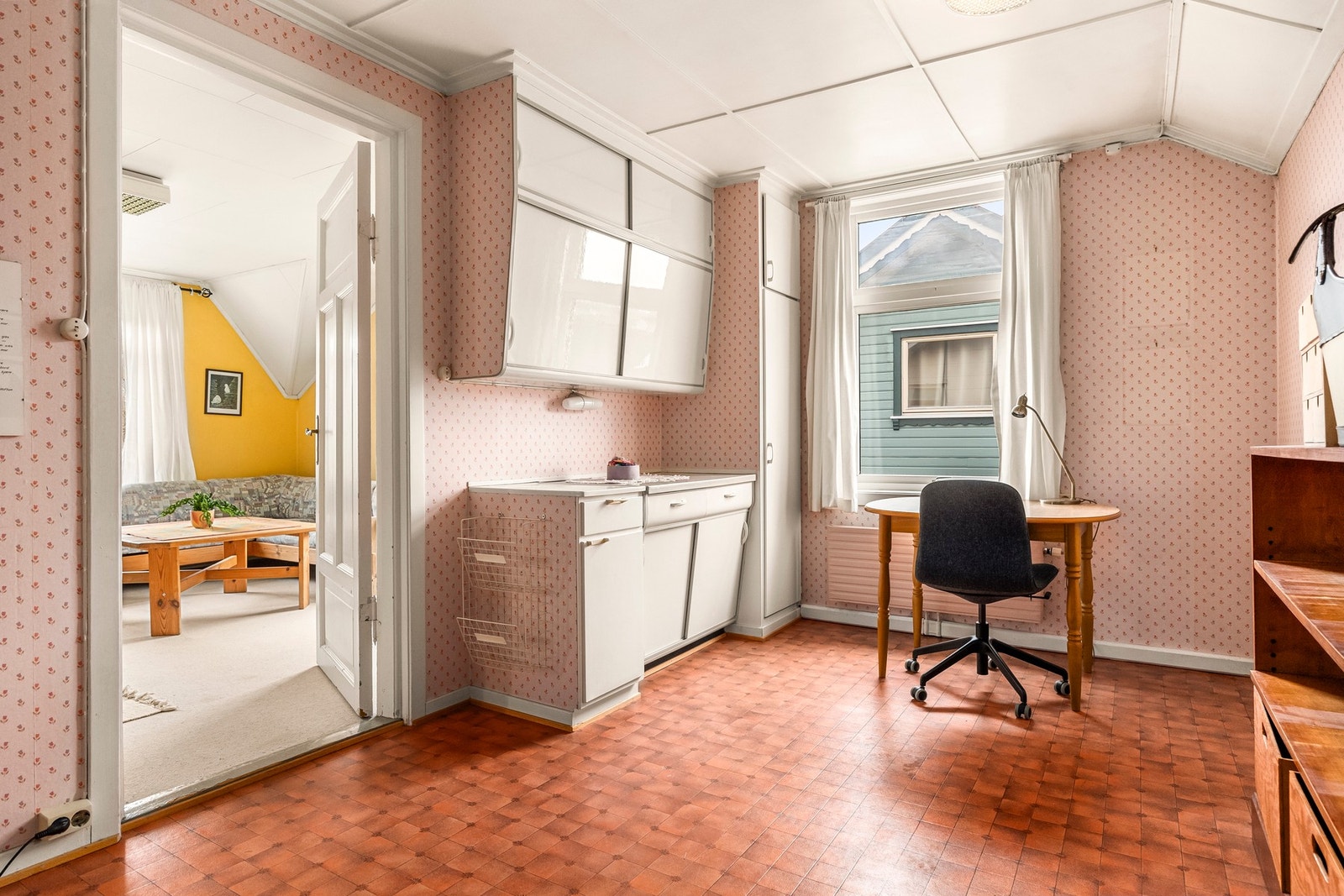 Mulighetene er mange, og i 2. etasje har boligen et enkelt kjøkken med plassbygde skap. Galleribilde