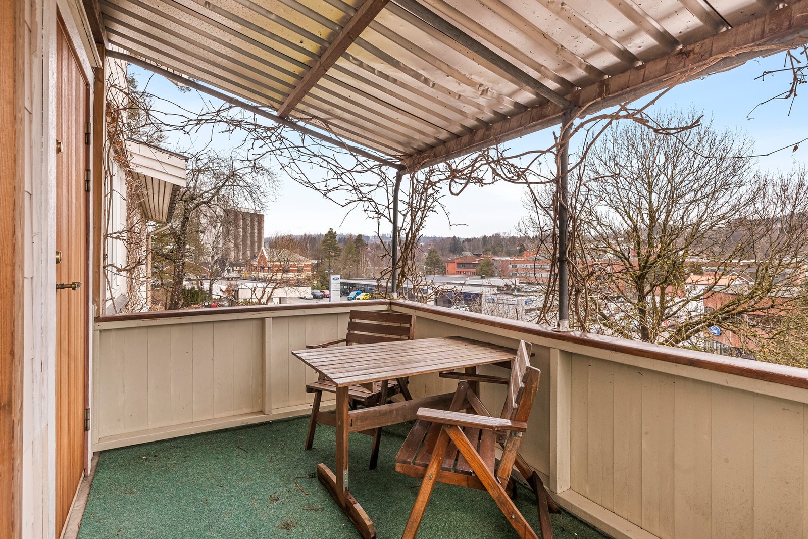 Kjøkkenet har utgang til en overbygd balkong på ca. 7 kvm. Galleribilde