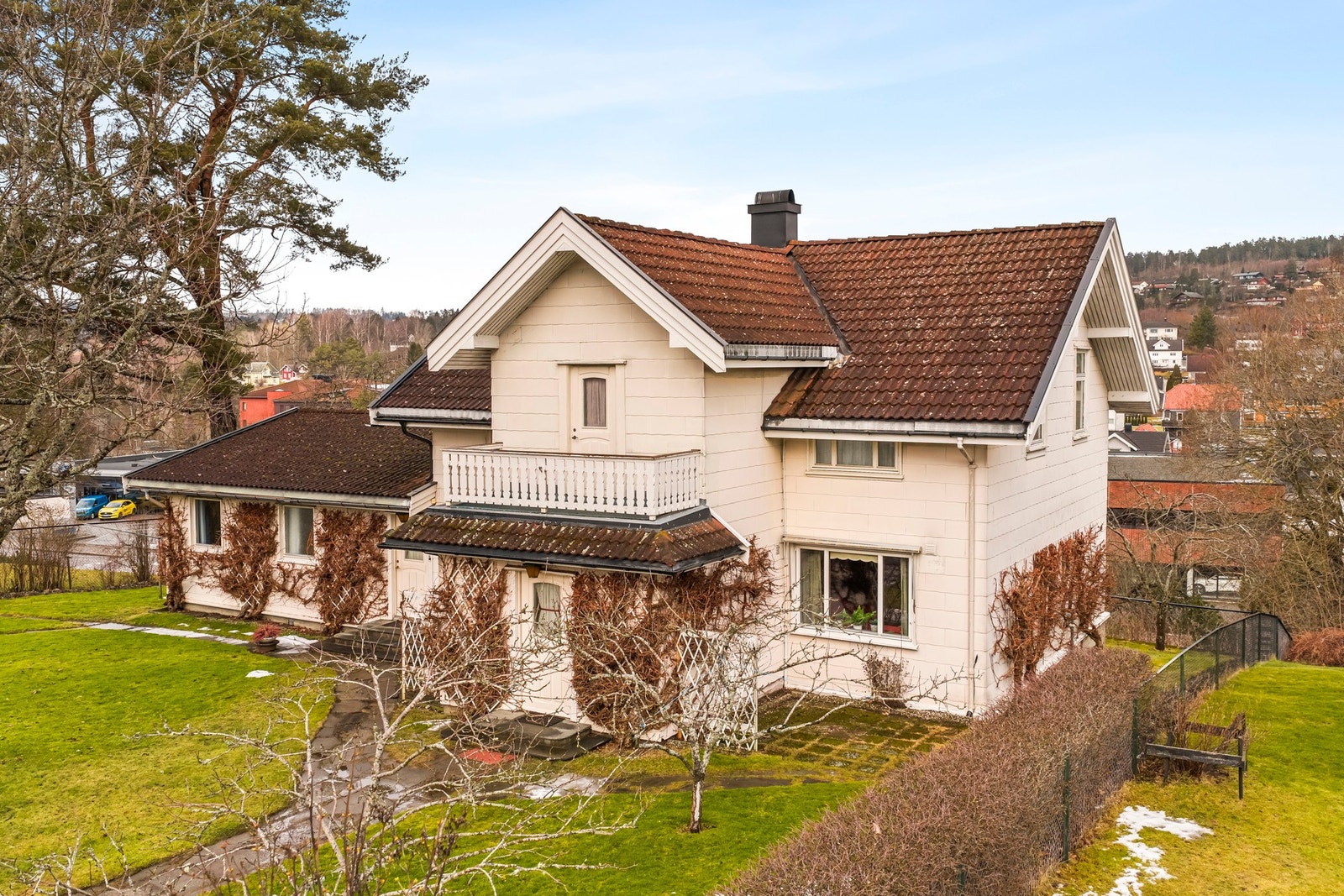 Eneboligen har en stor grunnflate over to plan pluss kjeller. Galleribilde