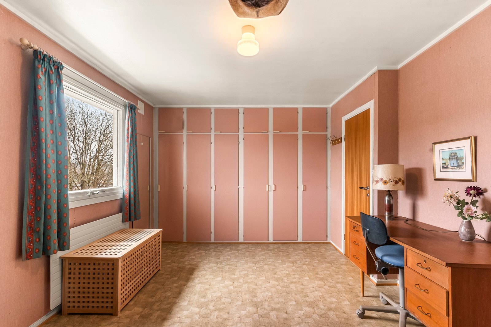 Boligen har fire (alt. fem) gode soverom, fordelt med to i 1. etasje og to (eller tre) i 2. etasje. Galleribilde