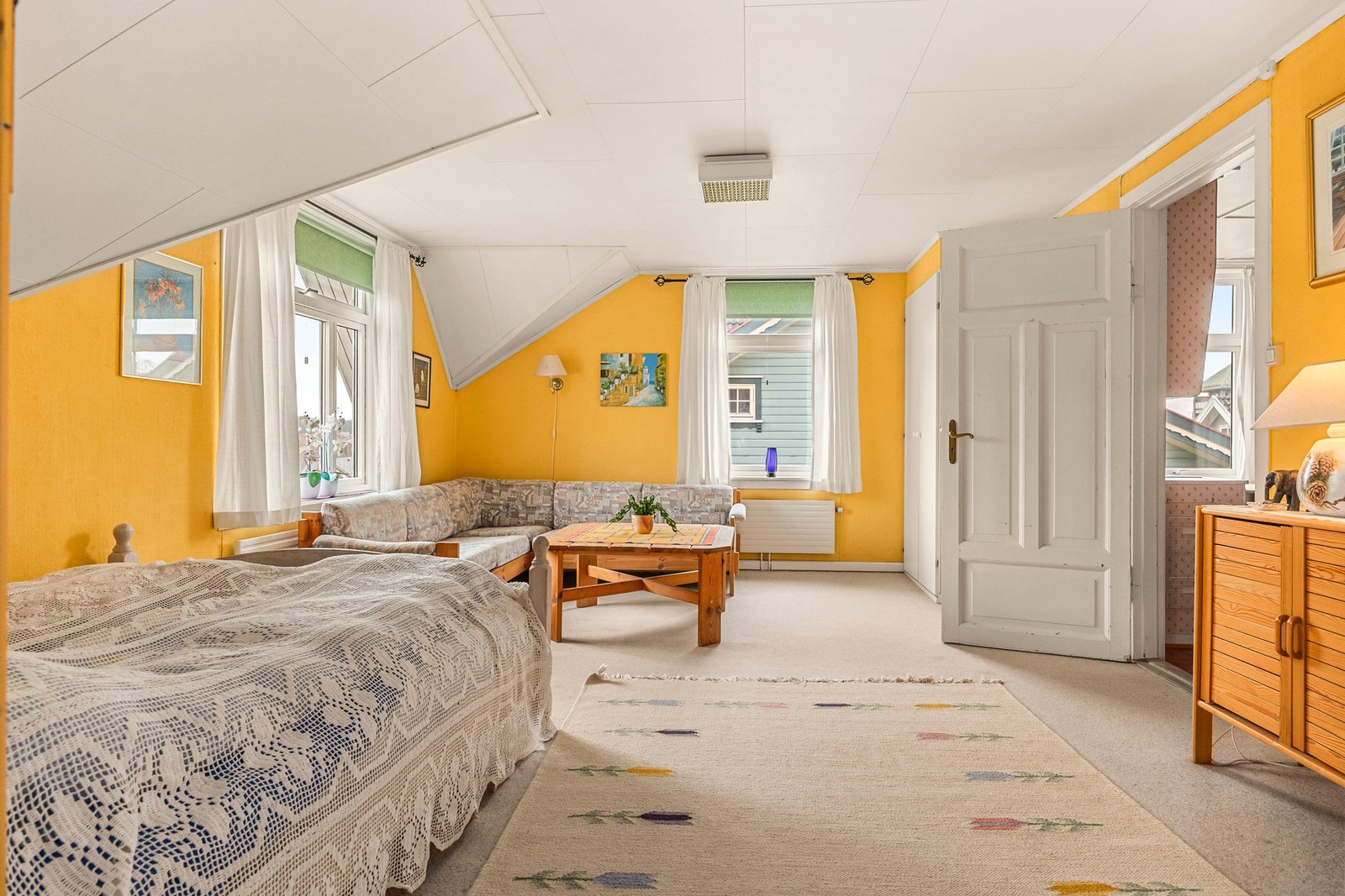 Boligen har bad, kjøkken, stue og soverom i begge etasjer. Galleribilde