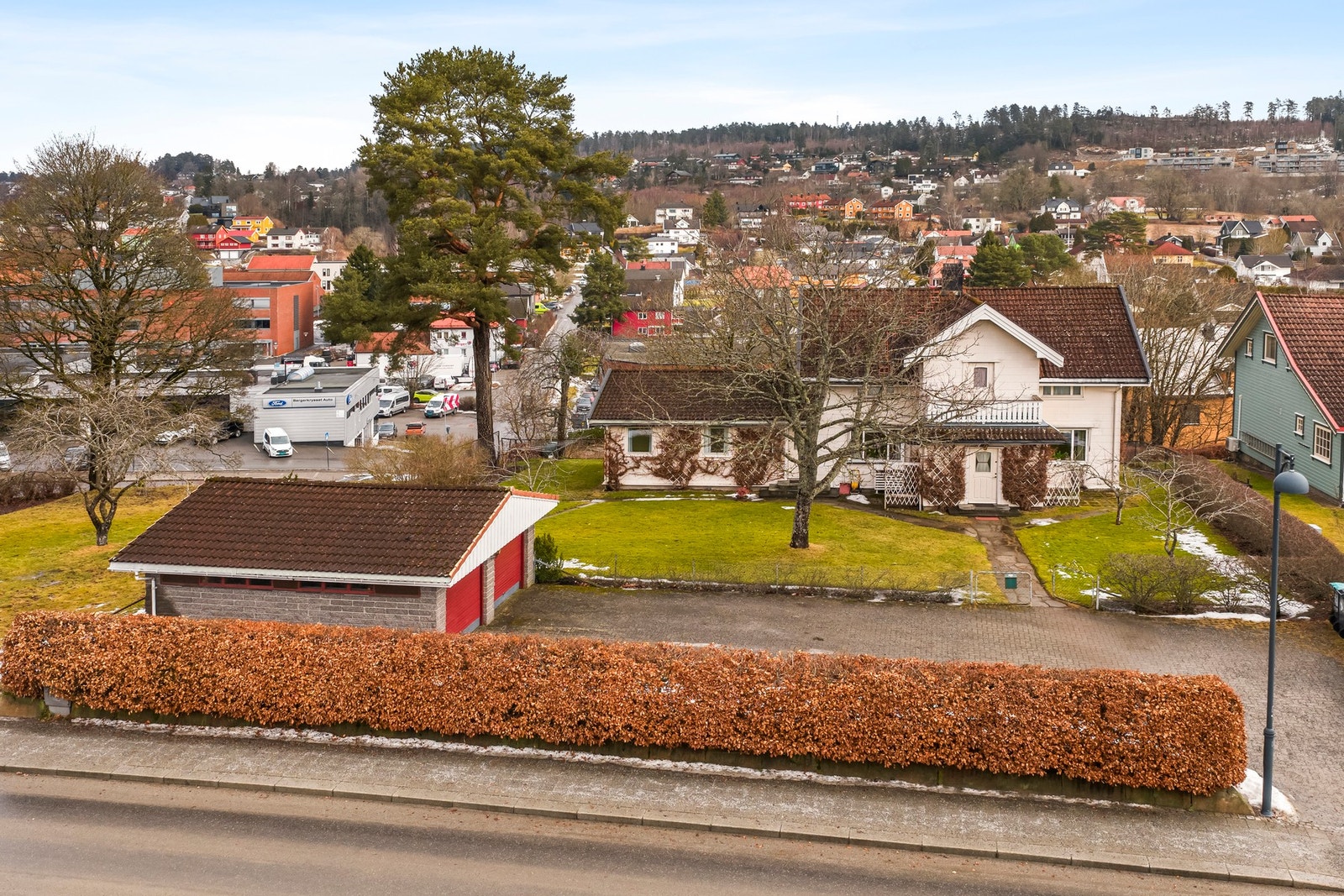 Parkeringen er god; på en steinlagt gårdsplass og i en romslig dobbelgarasje. Galleribilde