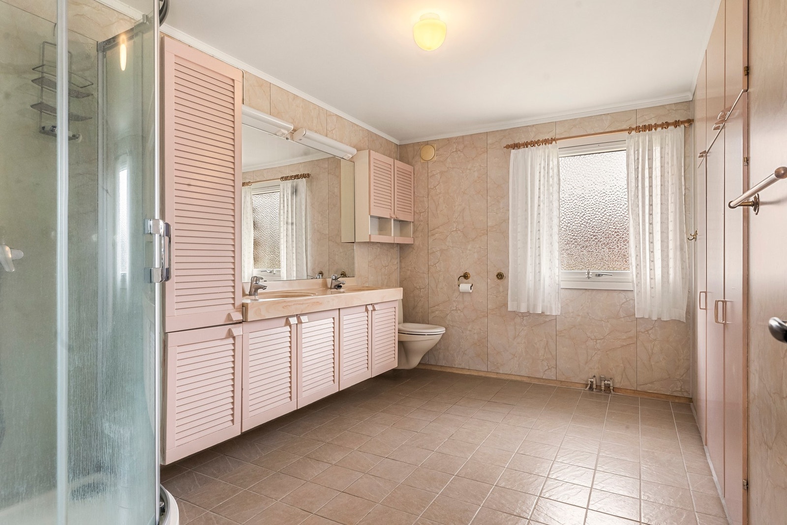 Et stort hovedbad ligger i 1. etasje, innredet med toalett, dusjkabinett og vannbåren gulvvarme. Galleribilde