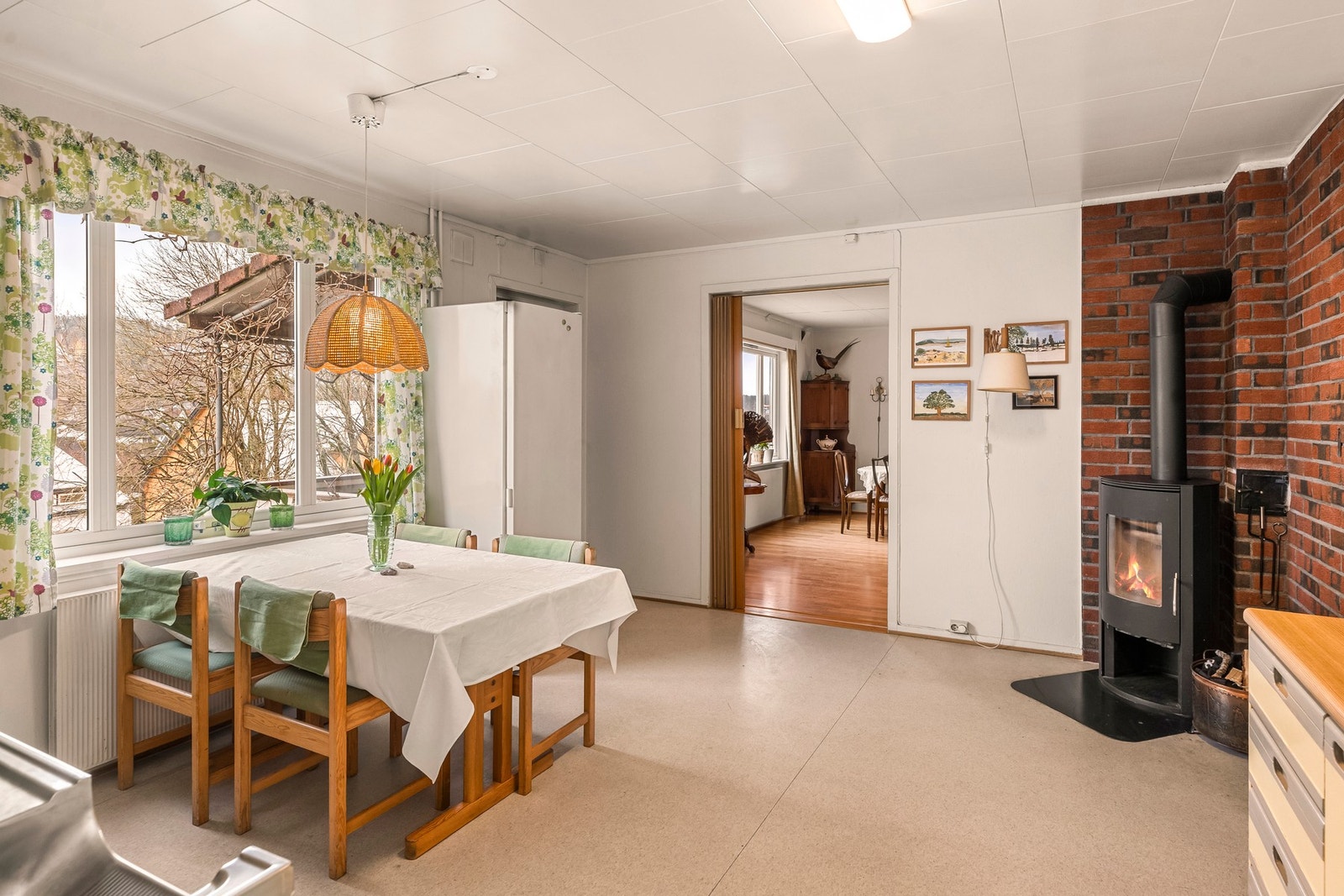 Kjøkkenet er romslig, med peisovn og egen spiseplass. Galleribilde