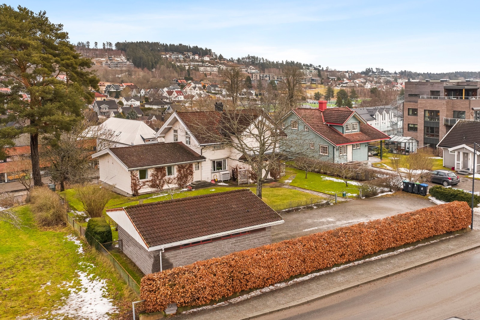 En bøkehekk skjermer for innsyn fra Torggata. Galleribilde