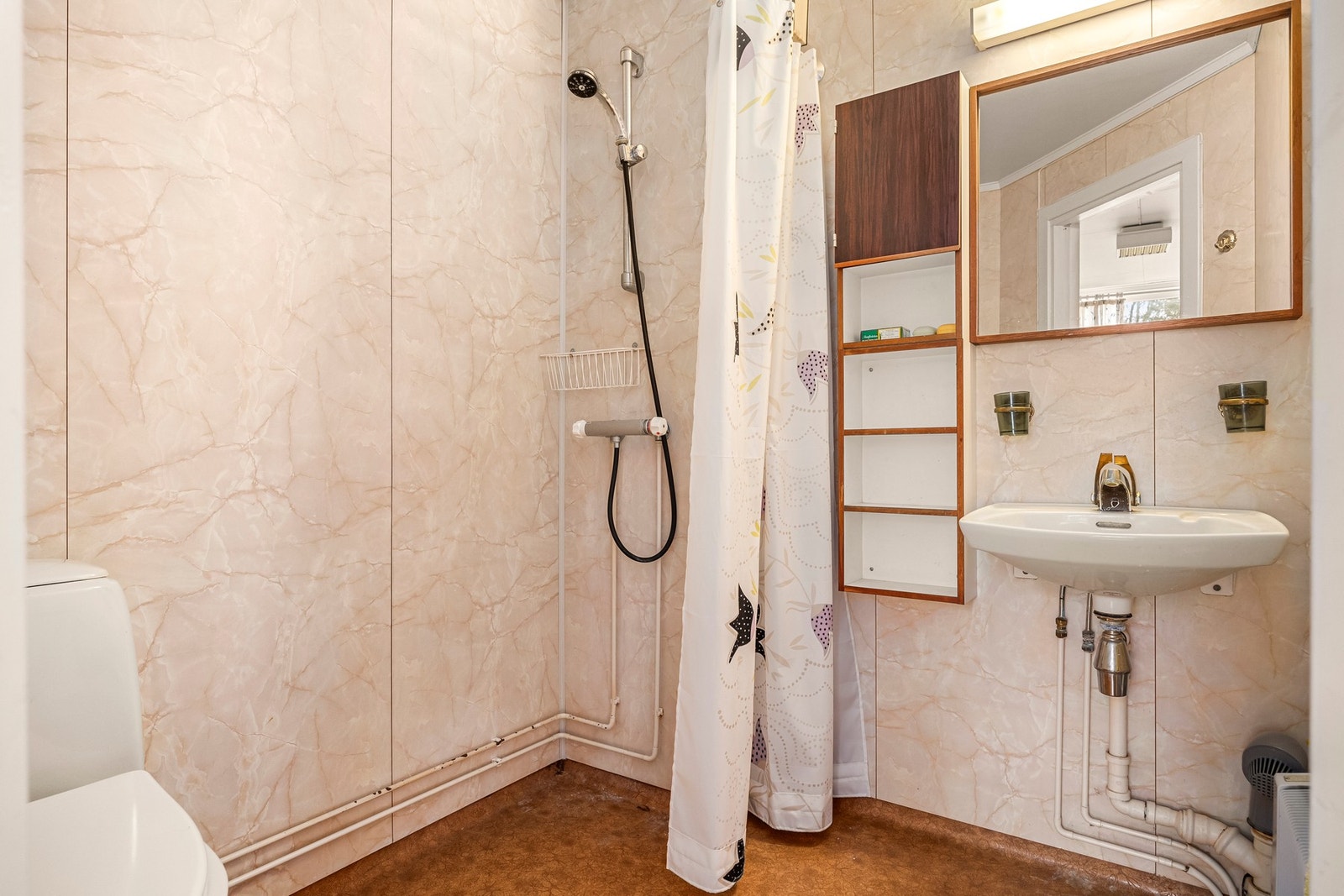 Badet i 2. etasje har toalett, panelovn og åpent dusjhjørne. Galleribilde