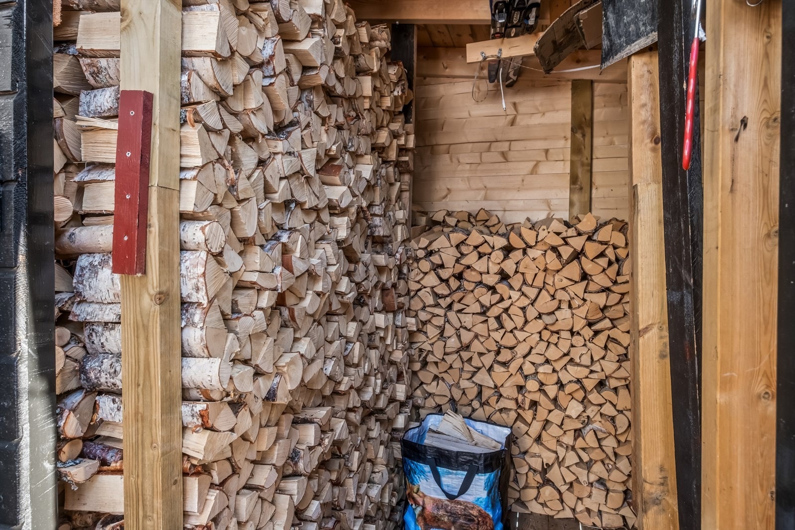 Vedskjul Galleribilde