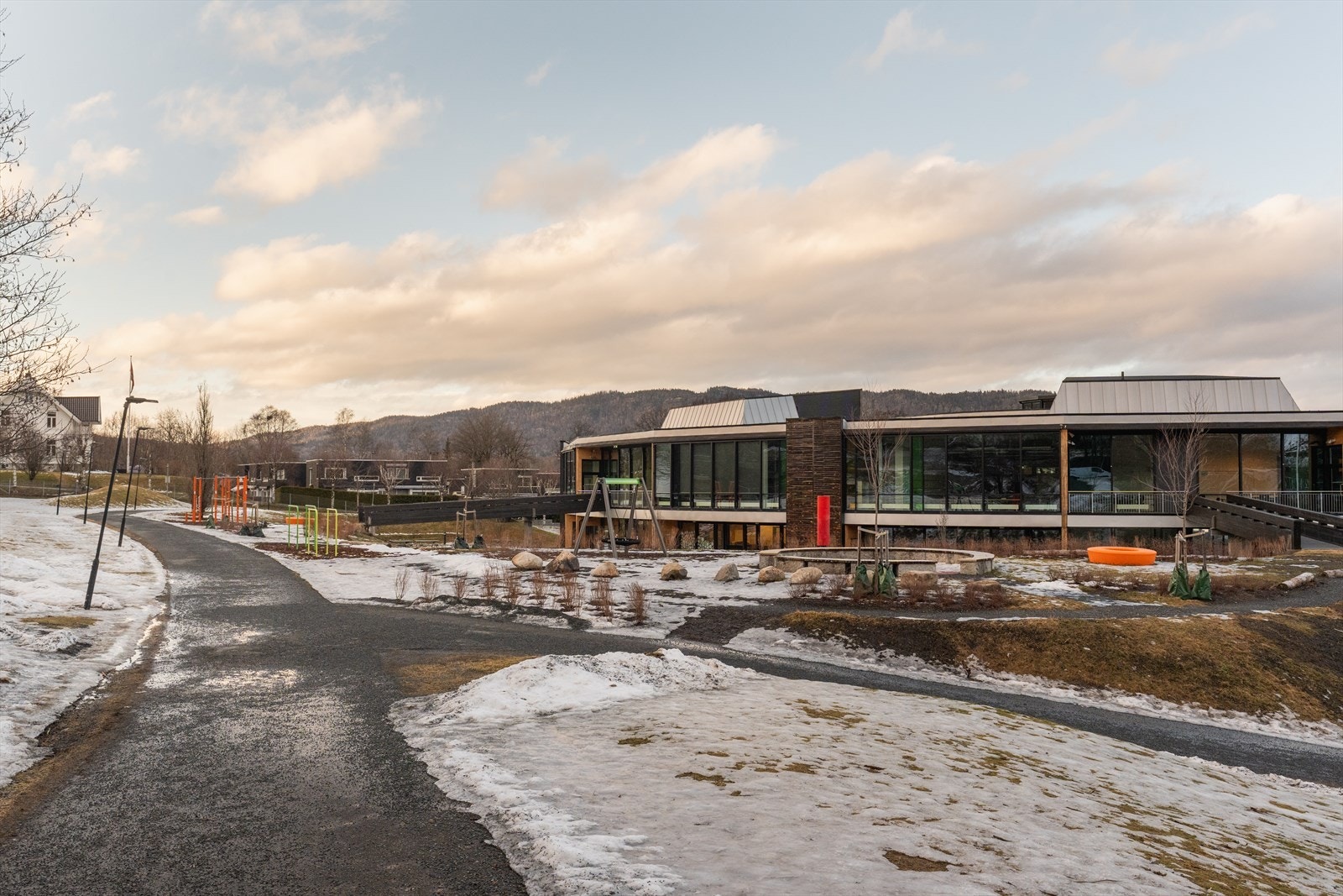 Beliggenheten er fin med få minutters gange til Vøyenenga senter med dagligvarebutikker, apotek, frisør og flere forretninger. Kort gangavstand til bussholdeplass med god kommunikasjon til Sandvika og Oslo. Galleribilde