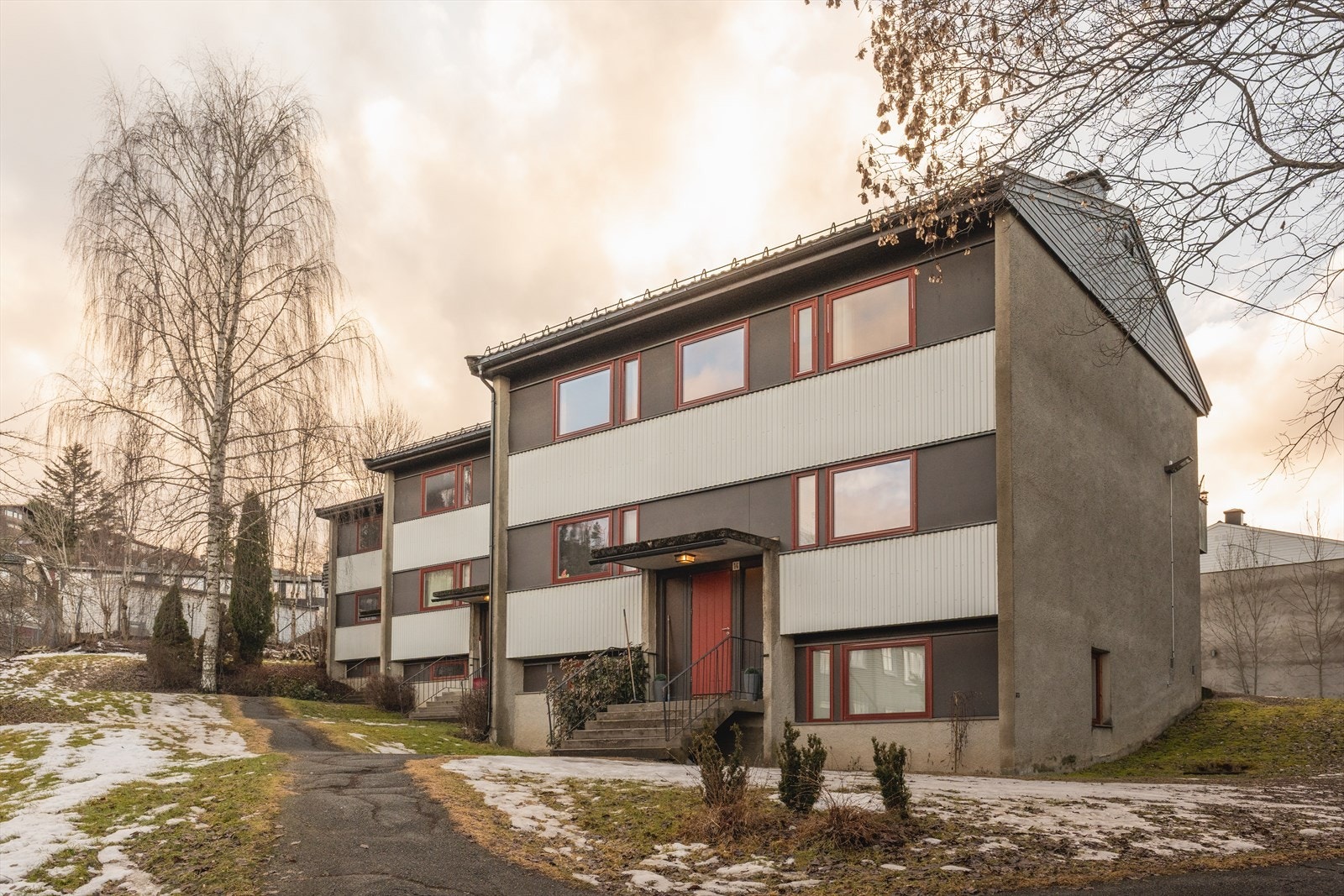 Leiligheten er en gjennomgående toppleilighet beliggende i et leilighetsbygg over tre etasjer oppført i 1973, med en sentral og attraktiv beliggenhet på Vøyenenga. Galleribilde
