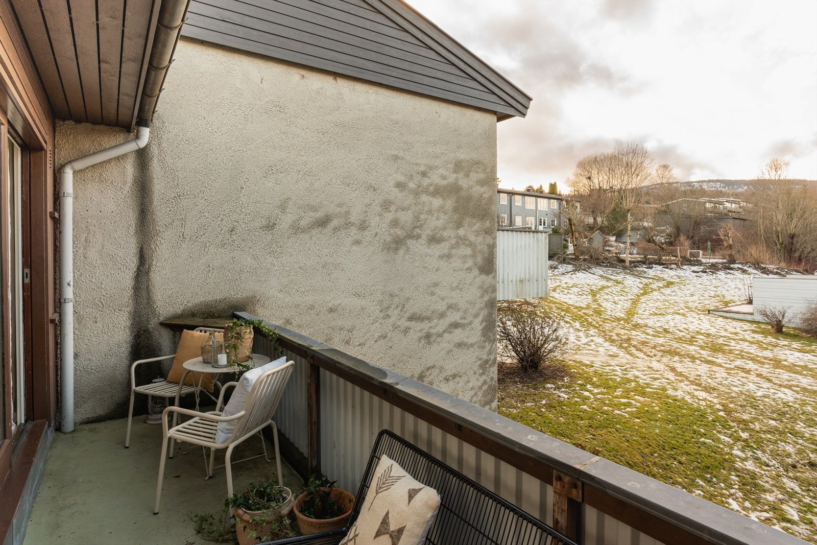 Balkongen har en god størrelse og fungerer som et fint uteareal i sommerhalvåret. Galleribilde