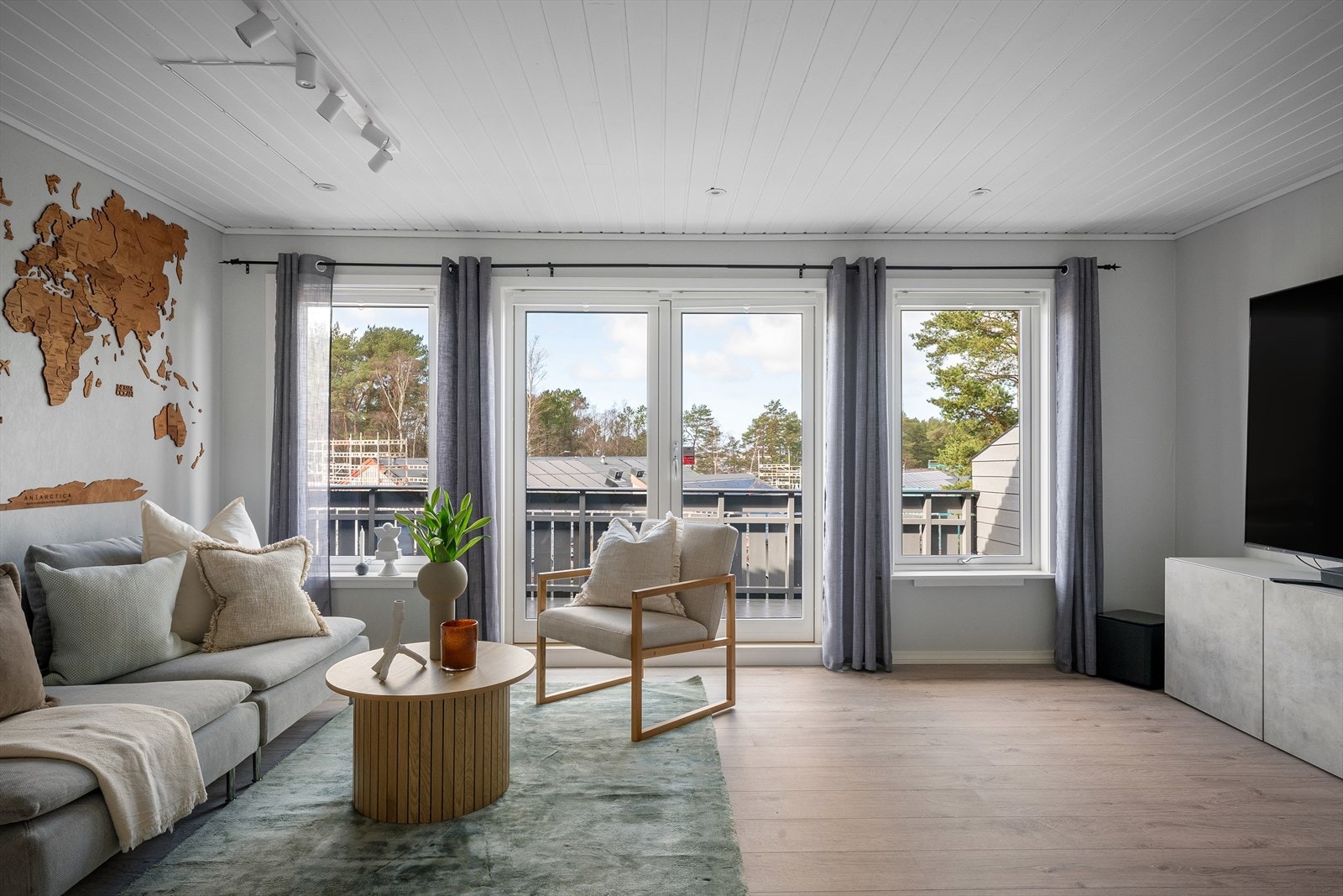 Stuen er lys og innbydende med gulv av laminat, tapetserte vegger og innvendige tak med trepanel og malte plater. Galleribilde