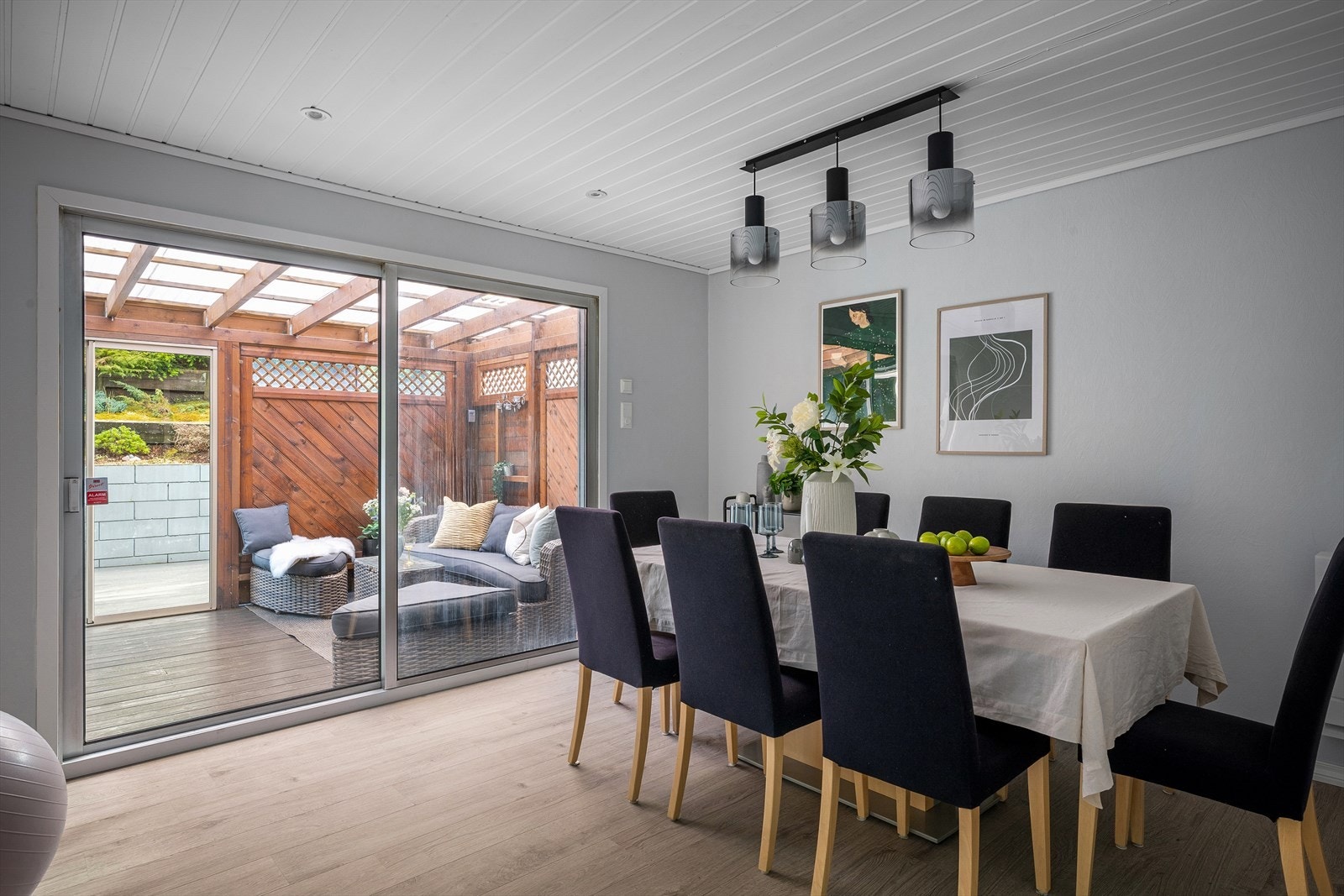 spisestuen har direkte utgang til en terrasse via en hagestue - perfekt for sosiale sammenkomster og avslappende kvelder. Galleribilde