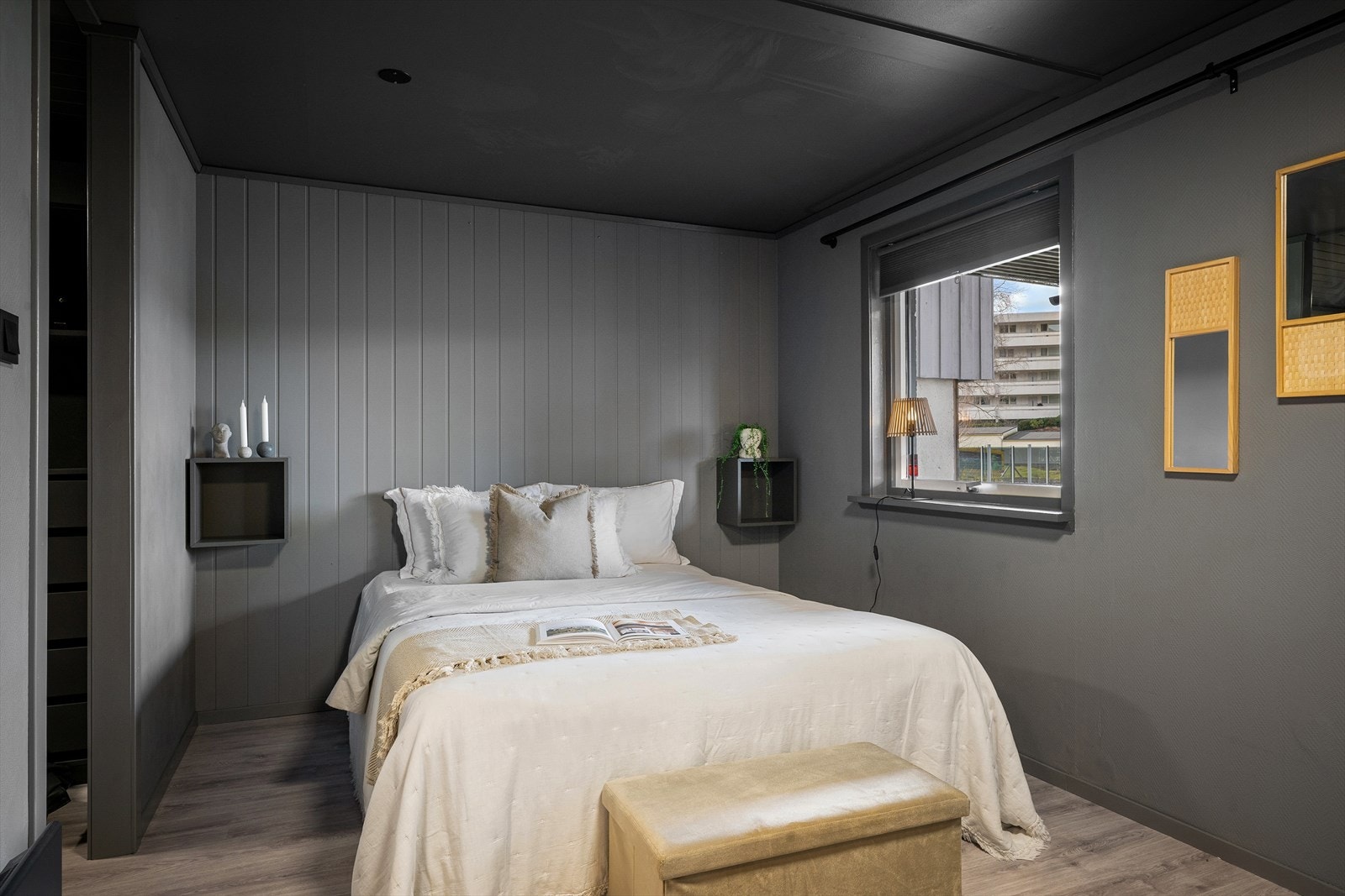 Boligen har to godkjente soverom - et i første etasje og ett i andre etasje. Soverommene er store og romslige, med en behagelig atmosfære. Det største soverommet har et stort walk-in-closet som gir gode oppbevaringsmuligheter. Galleribilde