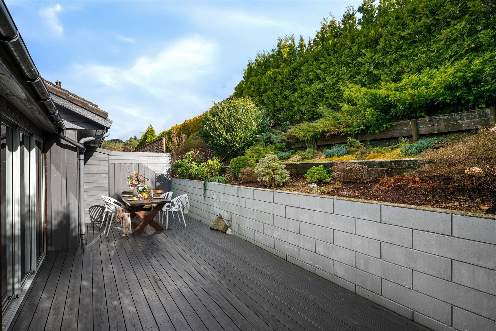 Terrassen gir muligheter for grillkvelder eller bare avslappende stunder i solen. Galleribilde