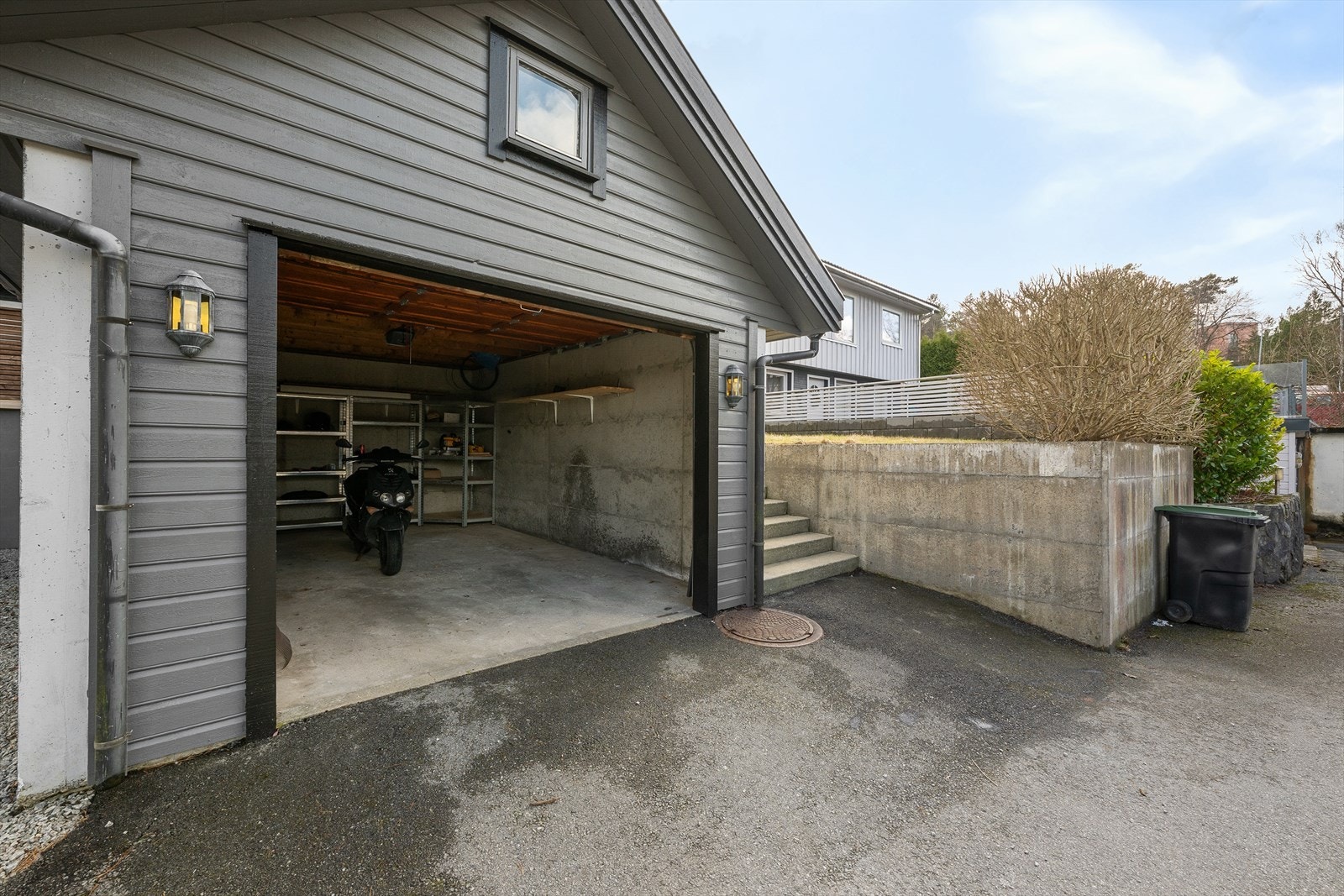 Garasje med oppbevaringsplass på loftet. Galleribilde