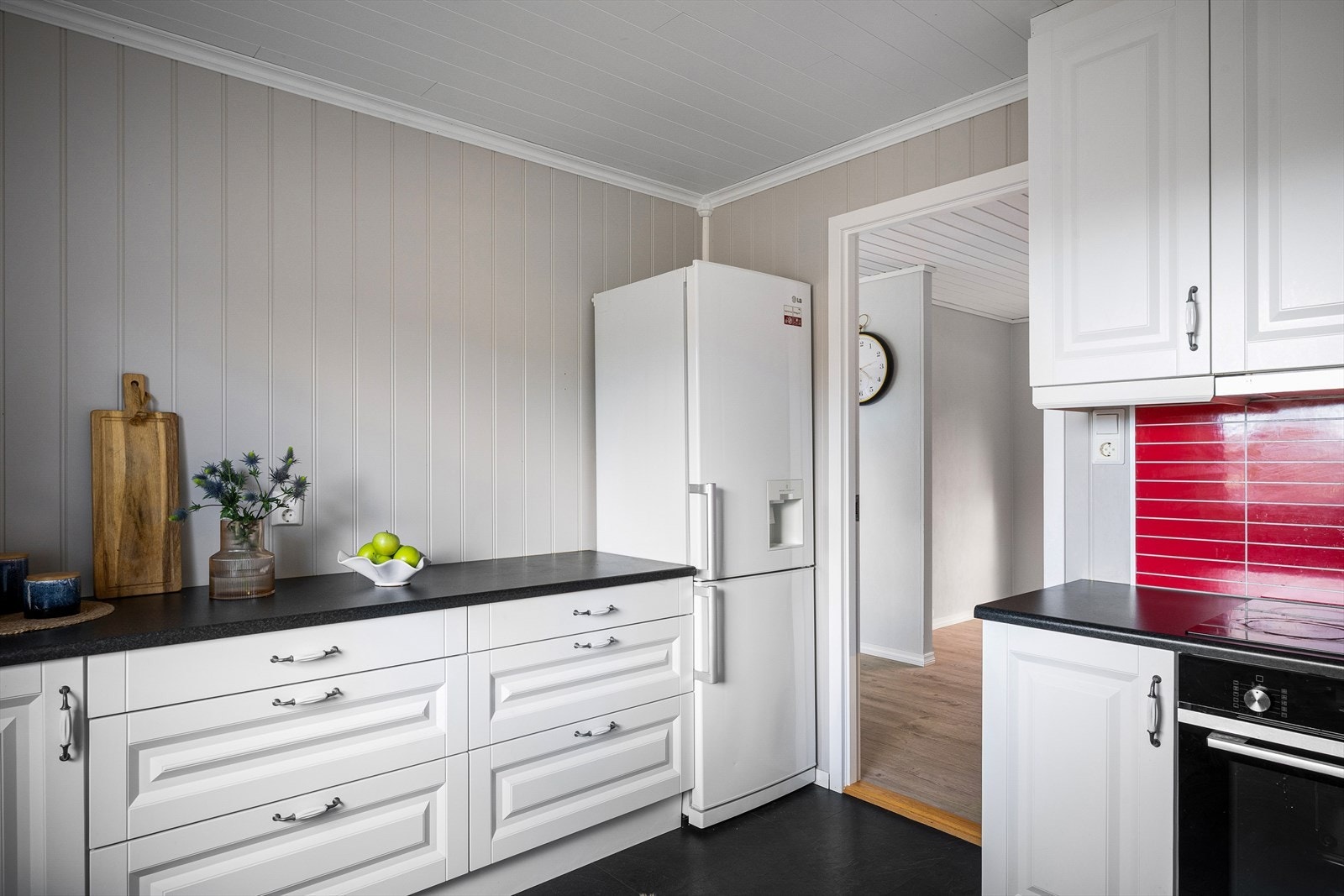 Boligens kjøkken har en lukket løsning som gir en hyggelig atmosfære under matlaging og måltider. Galleribilde