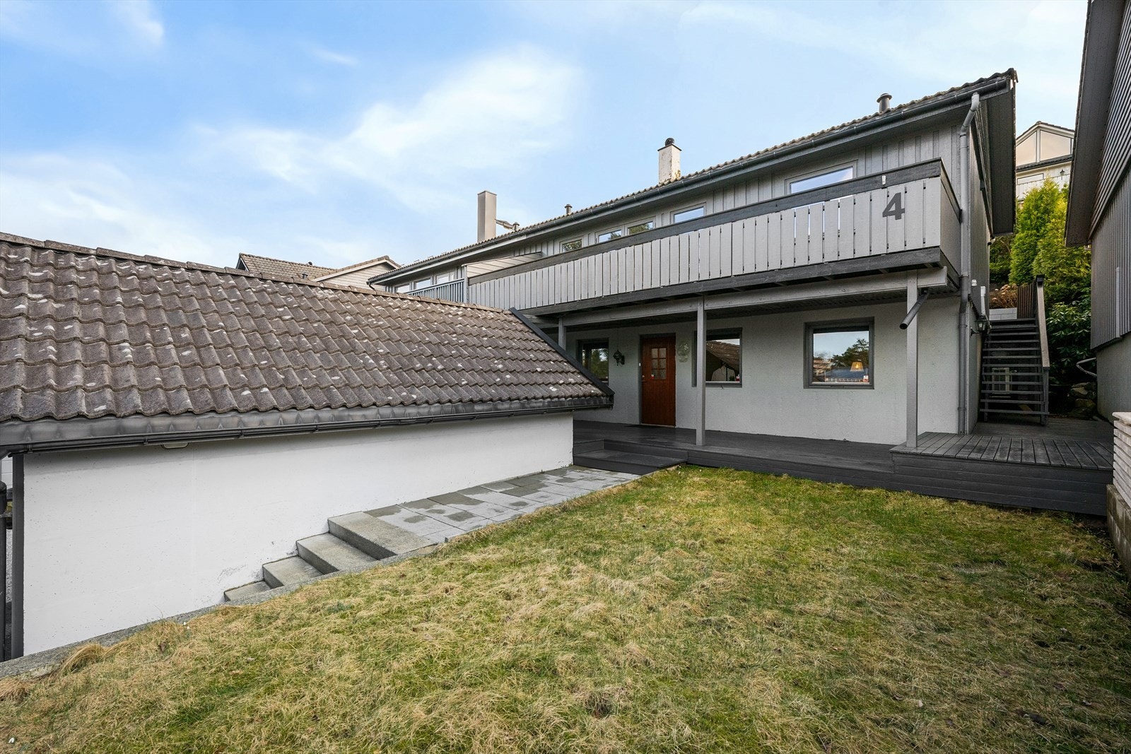 Lauvmeisveien 4 ligger i et rolig og barnevennlig område, perfekt for familier. Her er det kort vei til skole, barnehage, matbutikk og idrettsanlegg. Området byr på flotte turområder og grønne lunger for en aktiv hverdag. Galleribilde