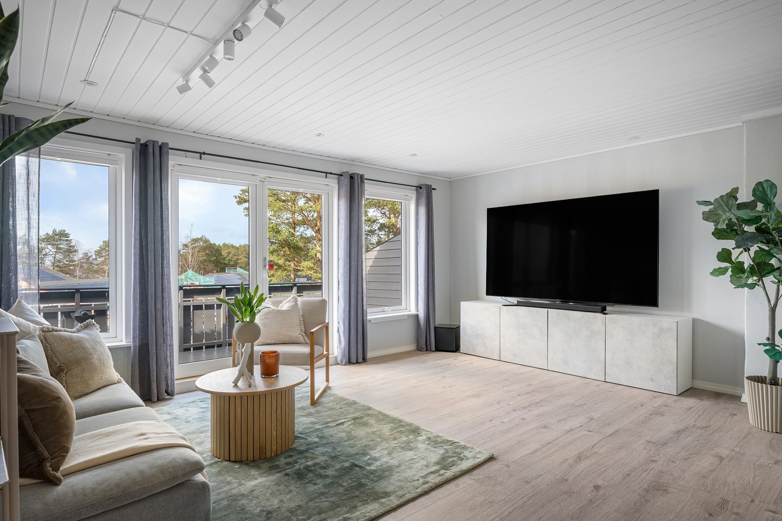 Kjekk stue med utgang direkte til en solrik balkong. Galleribilde