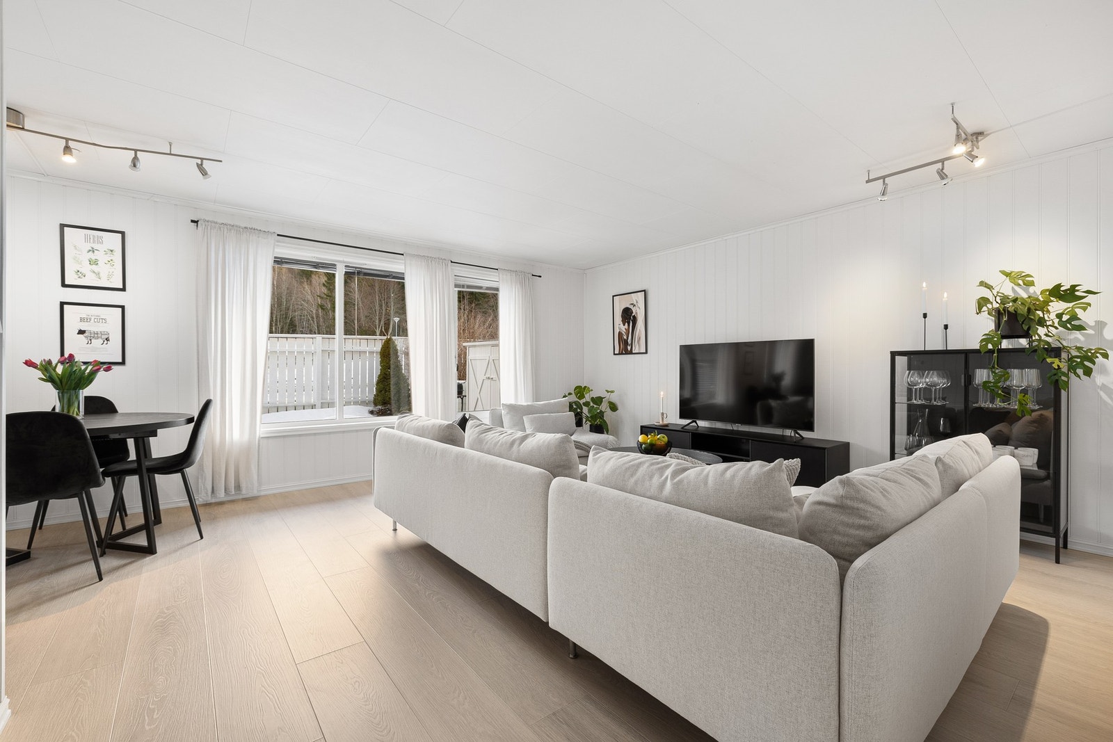 Fra stuen har du direkte utgang til den store terrassen. Galleribilde