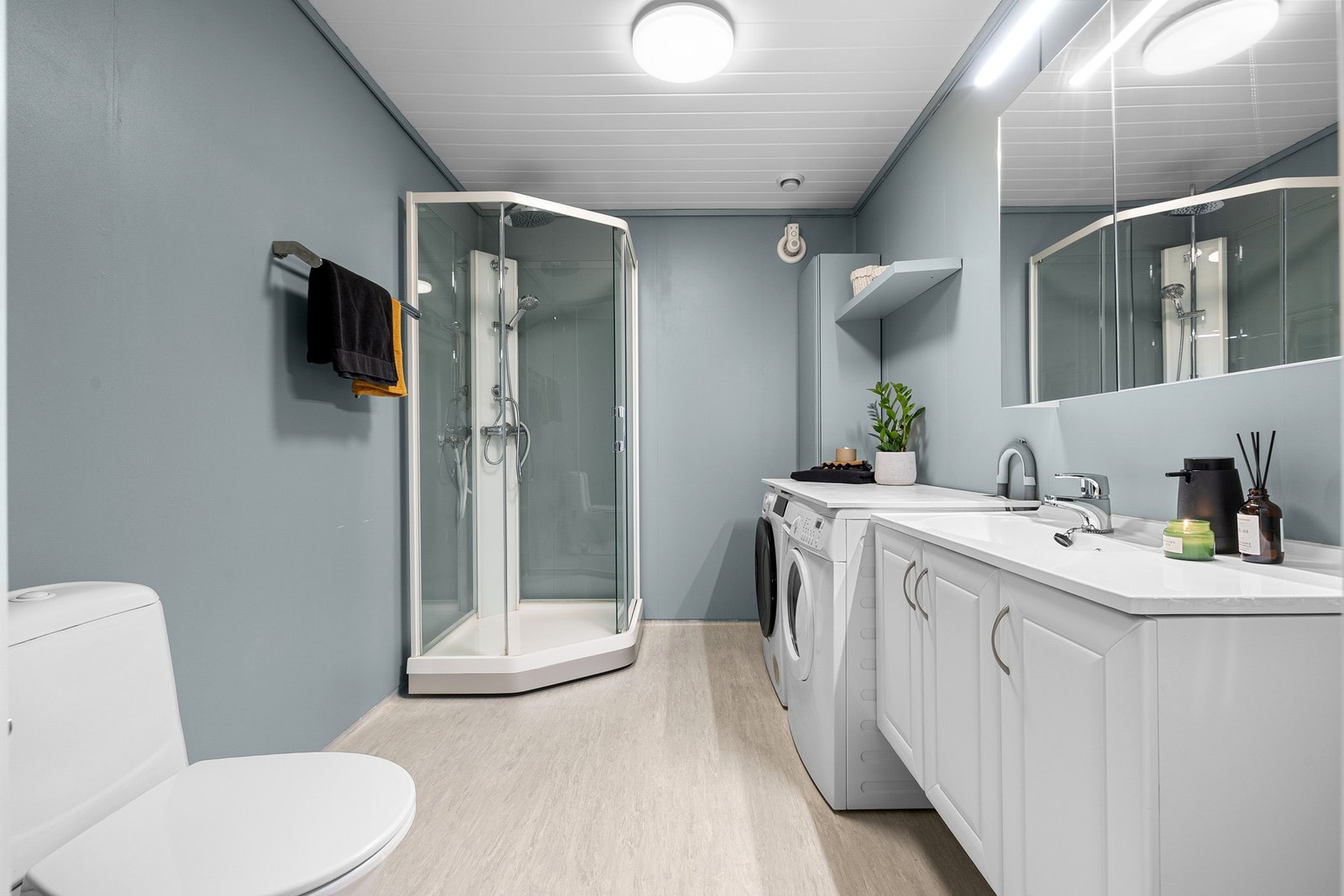 Stort bad utstyrt med gulvvarme, dusjkabinett og romslig innredning. Galleribilde