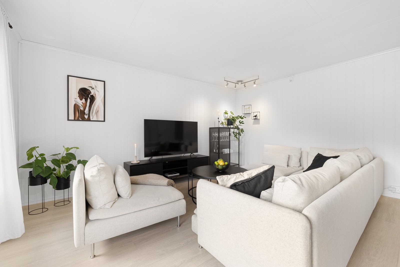 Stuen og kjøkkent har gulvvarme, noe som gir en behagelig og jevn varme på vinterhalvåret. Galleribilde