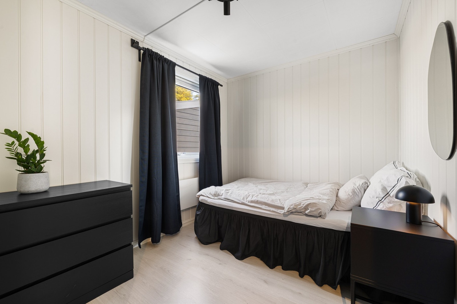 Soverom 2 er på ca. 7 kvm, også her har du plass til dobbeltseng og garderobeløsning. Galleribilde