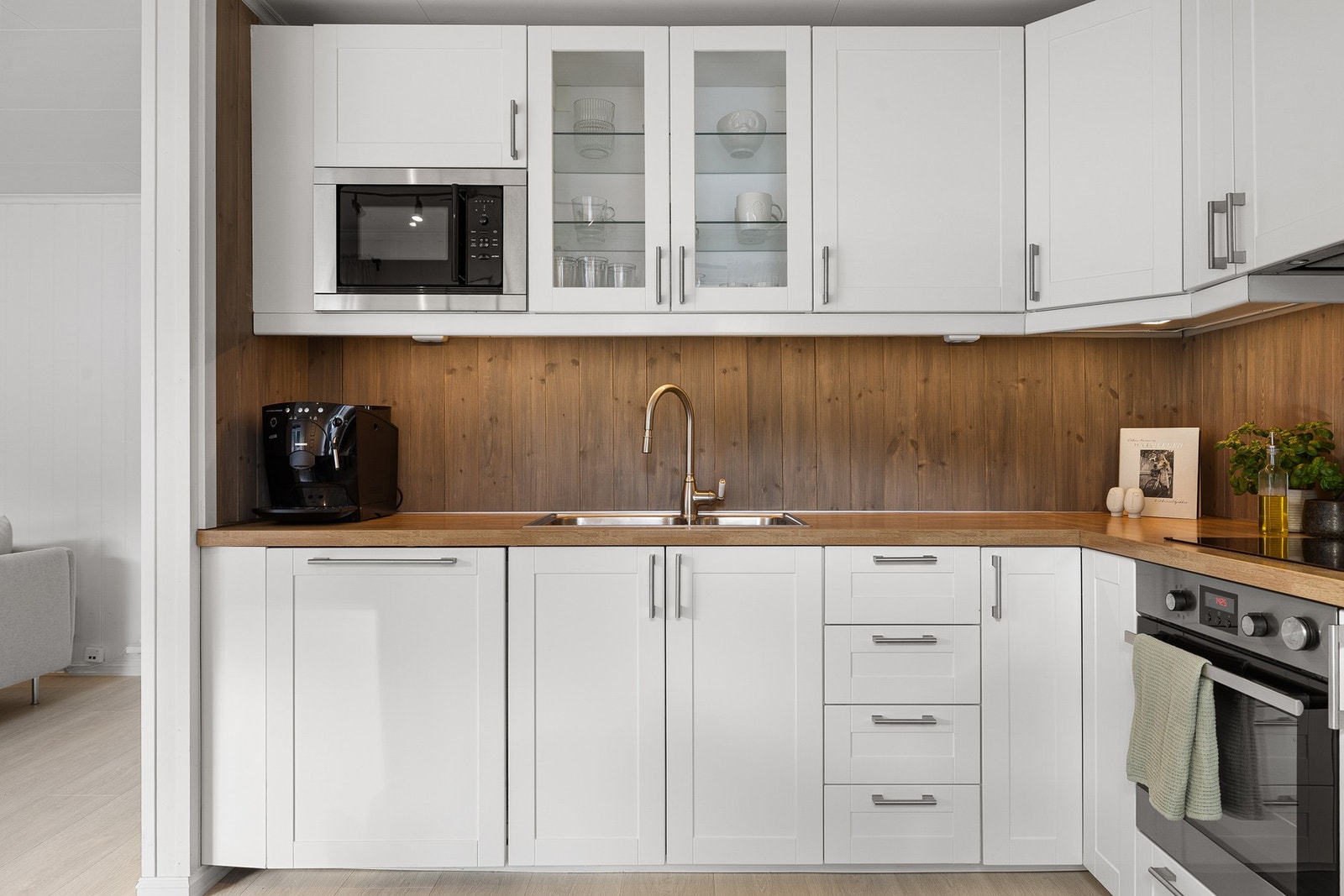 Moderne kjøkkeninnredningen fra IKEA. Galleribilde