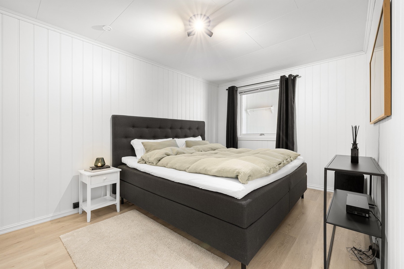 Hovedsoverommet er på ca. 14 kvm. God plass til dobbeltseng og tilhørende garderobeløsning. Galleribilde