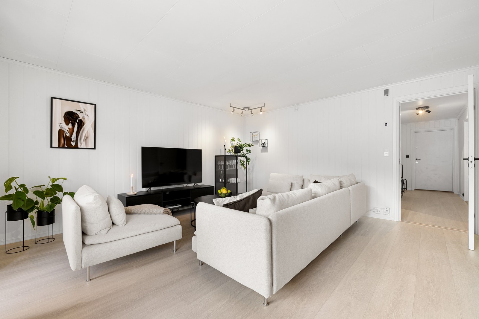 Den effektive planløsningen gir gode møbleringsmuligheter med plass til en stor sofagruppe i TV-stuen. Galleribilde