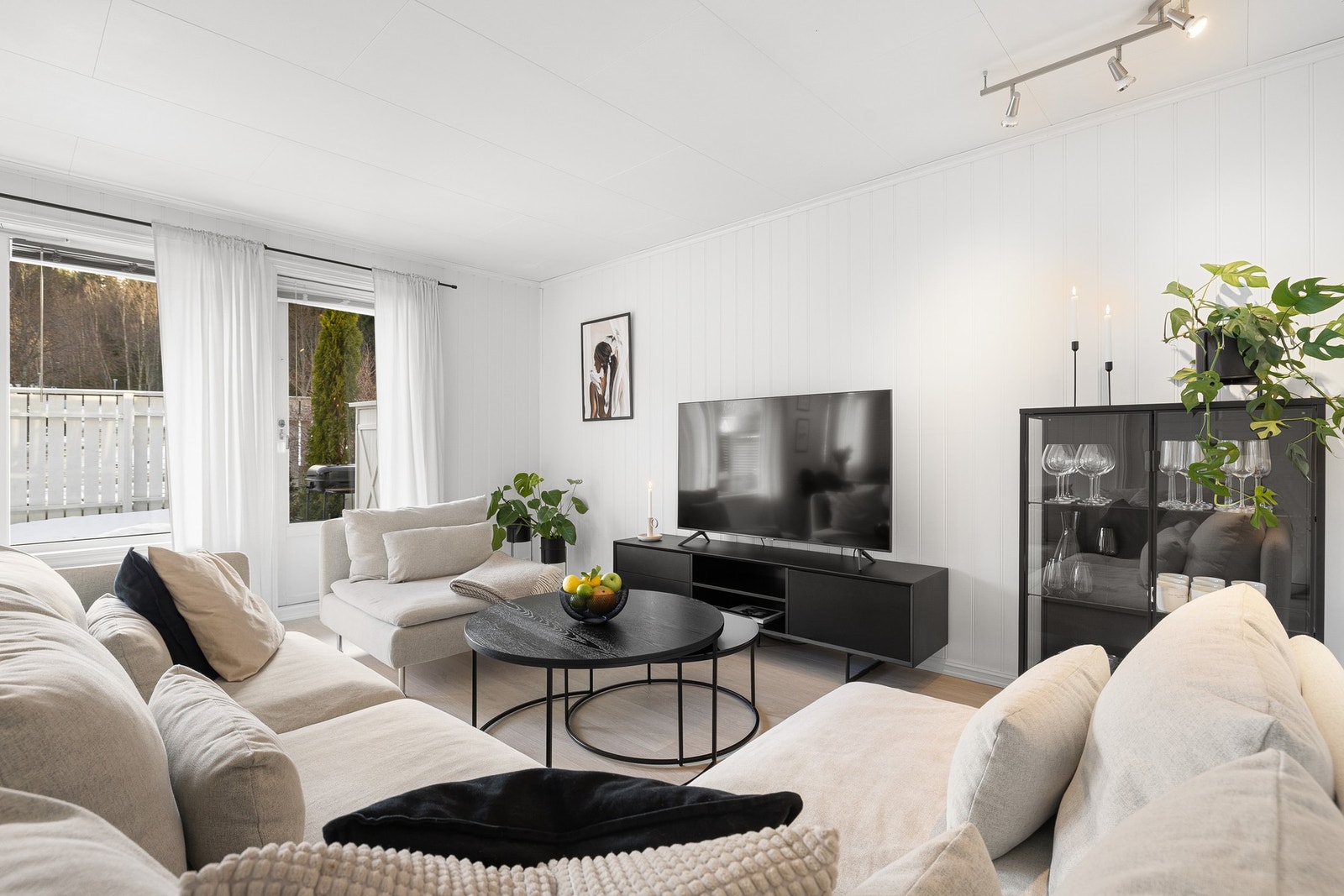 Leiligheten har store vindusflater som gir et godt lysinnslipp og bidrar til leilighetens lette og luftige atmosfære. Boligen har vært gjenstand for en rekke oppgraderinger i nyere tid. Galleribilde