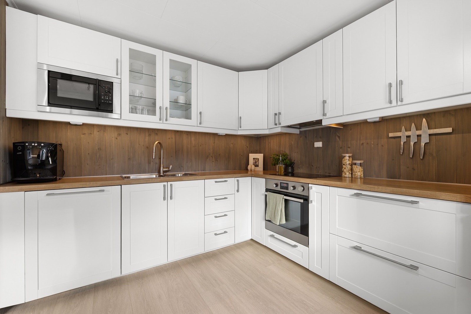 Tidsriktig kjøkken i lyse fargetoner med gode lagringsmuligheter i skuffer og skap! Galleribilde