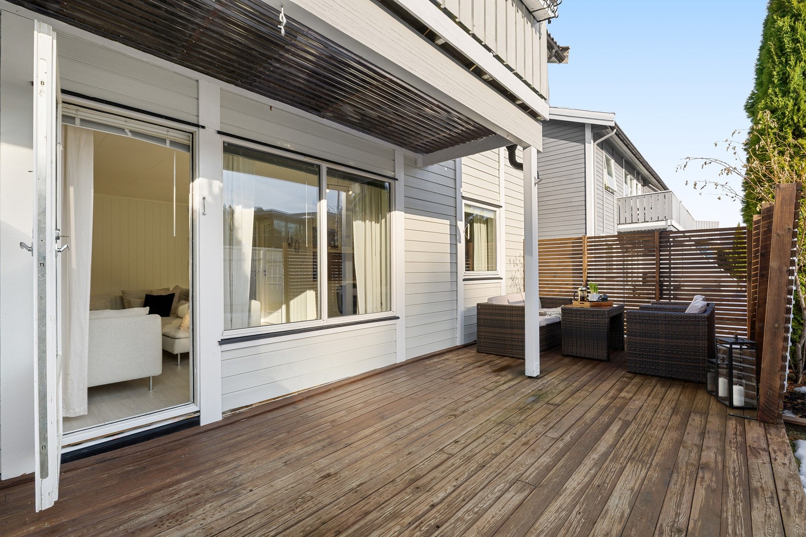 Sørvendt terrasse på hele 24 kvm. Her nyter du glimrende solforhold fra morgen til tidlig sommerkveld. Galleribilde