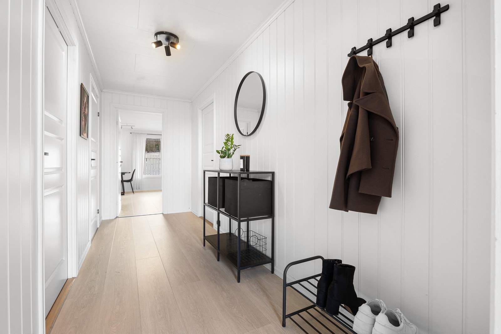 Gangen ble oppgradert med nye plater på veggene, nye lister og taklampe i 2021. Galleribilde