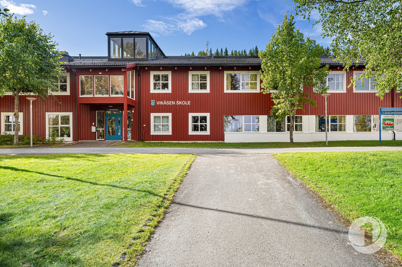 Skole i umiddelbar nærhet. Galleribilde