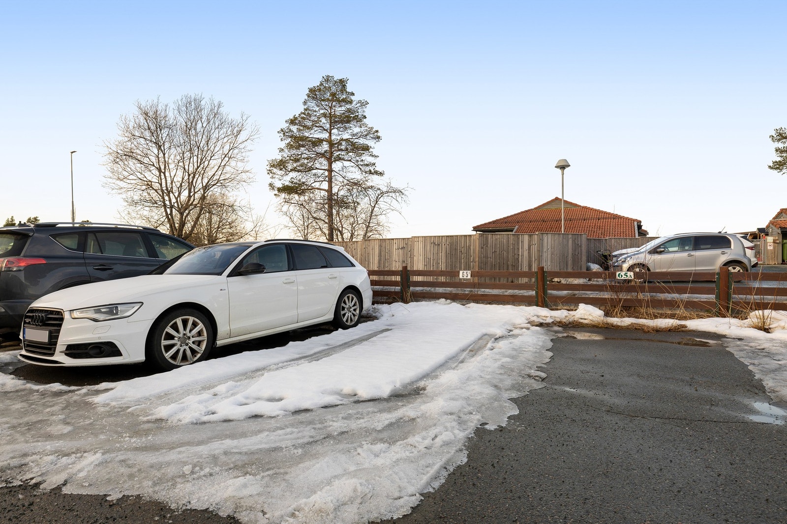 Boligen har 1 parkeringsplass og 2 gjesteplasser. Galleribilde