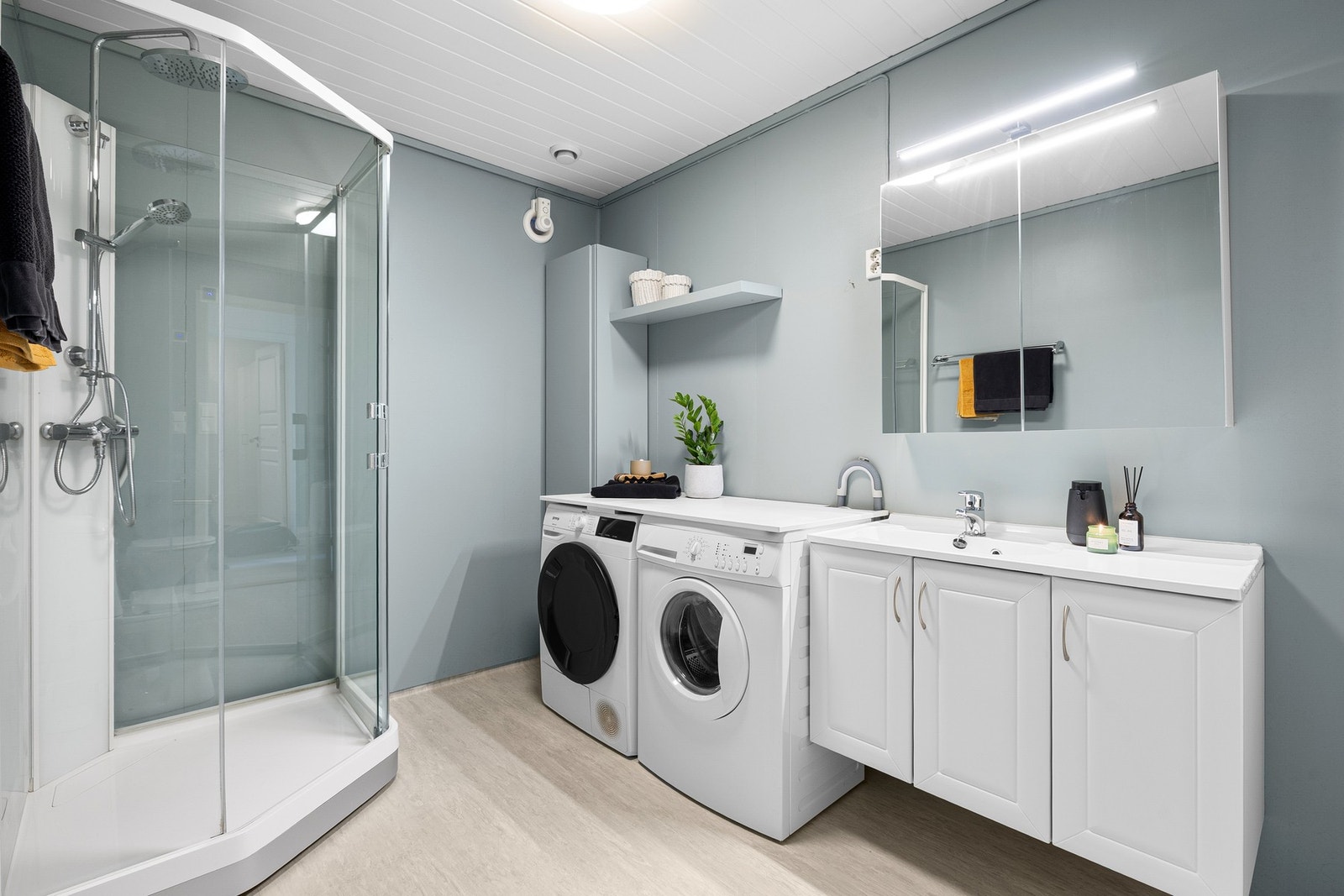 Her har man gode lagringsmuligheter i innredningen, og plass til både vaskemaskin og tørketrommel. Galleribilde