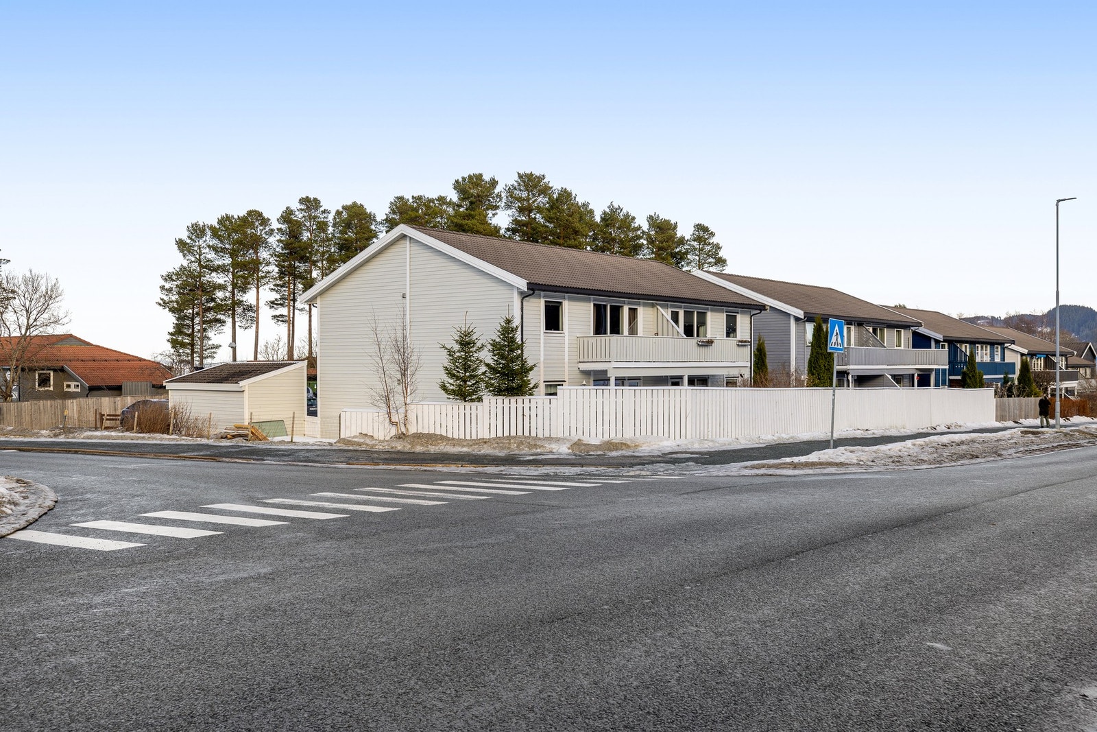 Fasadebilde. Området karakteriseres best som særdeles barnevennlig. Busstopp like ved. Galleribilde
