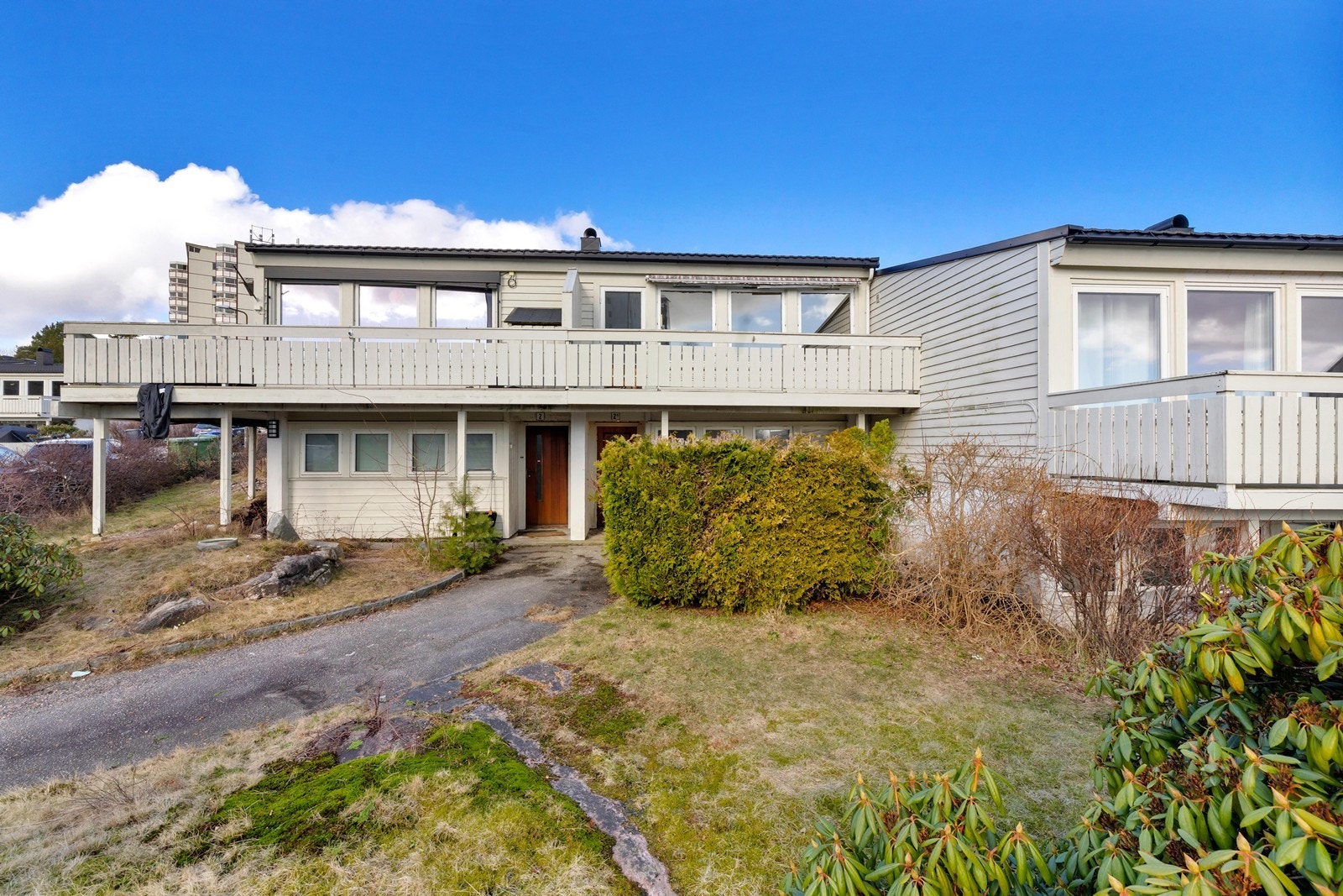 Den enkelte seksjonseier skal eksklusiv bruksrett til veranda i rekkehuset , samt den tomtegrunnen som naturlig hører til huset, mot på egen bekostning å foreta forsvarlig vedlikehold av veranda og tomtegrunn. Galleribilde