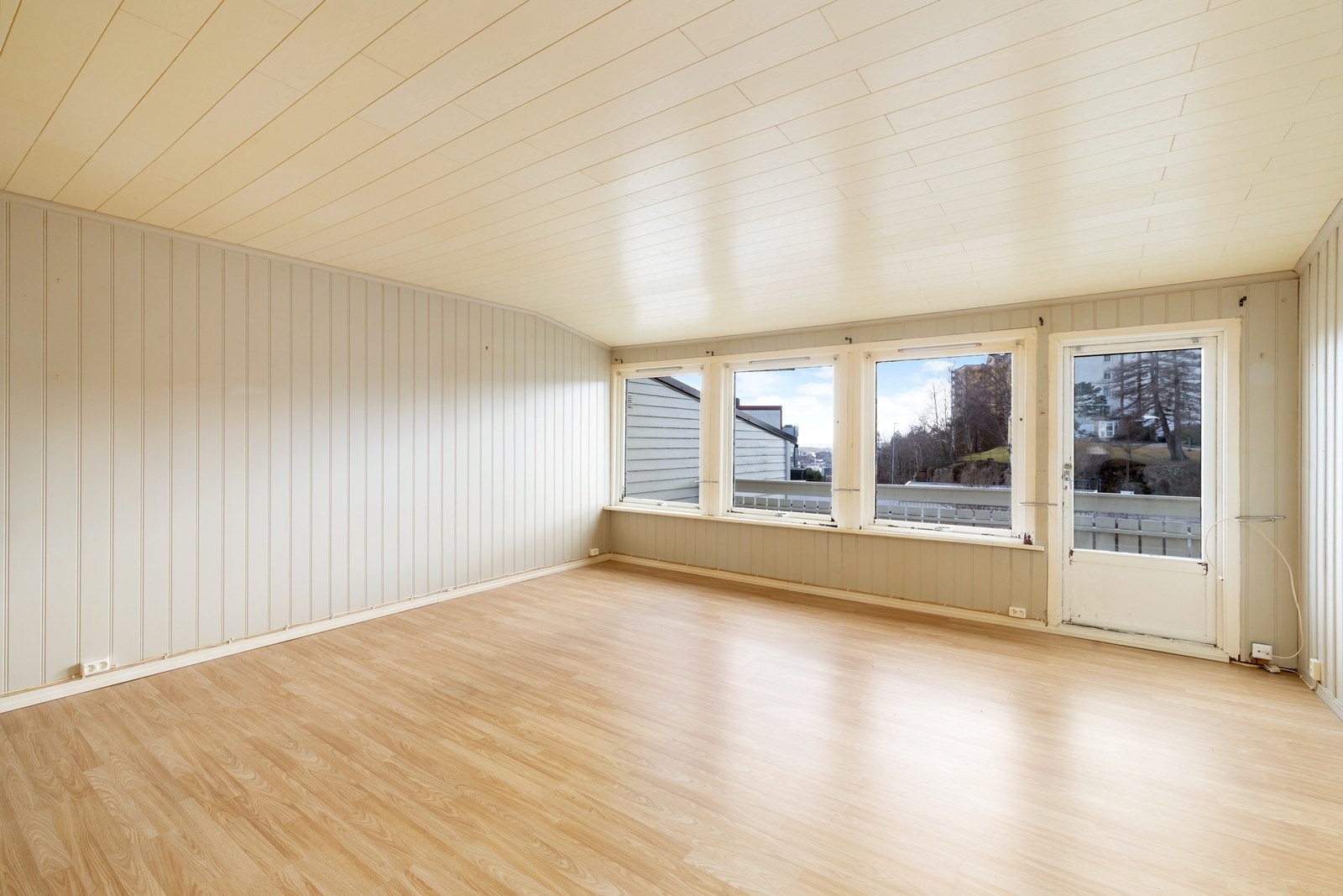 Lys og romslig stue med stort potensial. Galleribilde