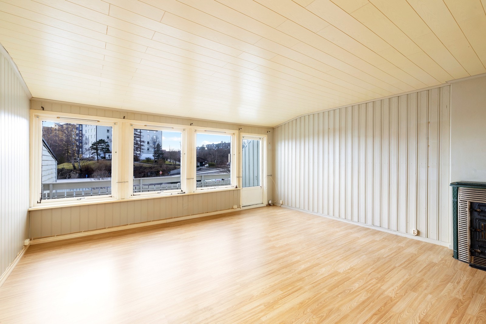 Romslig rekkehus over 2 etasjer med tilhørende garasje og hage. Renoveringsobjekt. Galleribilde