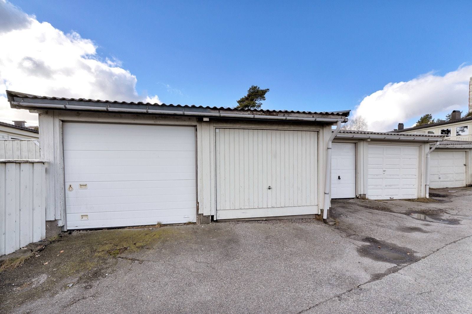 Medfølger en garasje i rekke. Nr. 2 fra venstre. Galleribilde