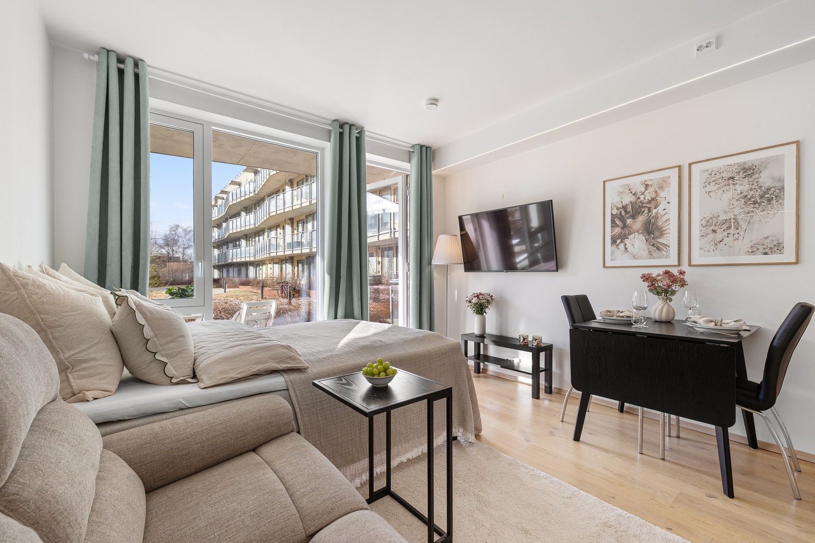 EiendomsMegler1 v/ Mads Larsen har gleden av å ønske velkommen til Stjørdalsveien 3 F - En innbydende og strøken selveier fra 2022 på attraktive Lilleby! Galleribilde