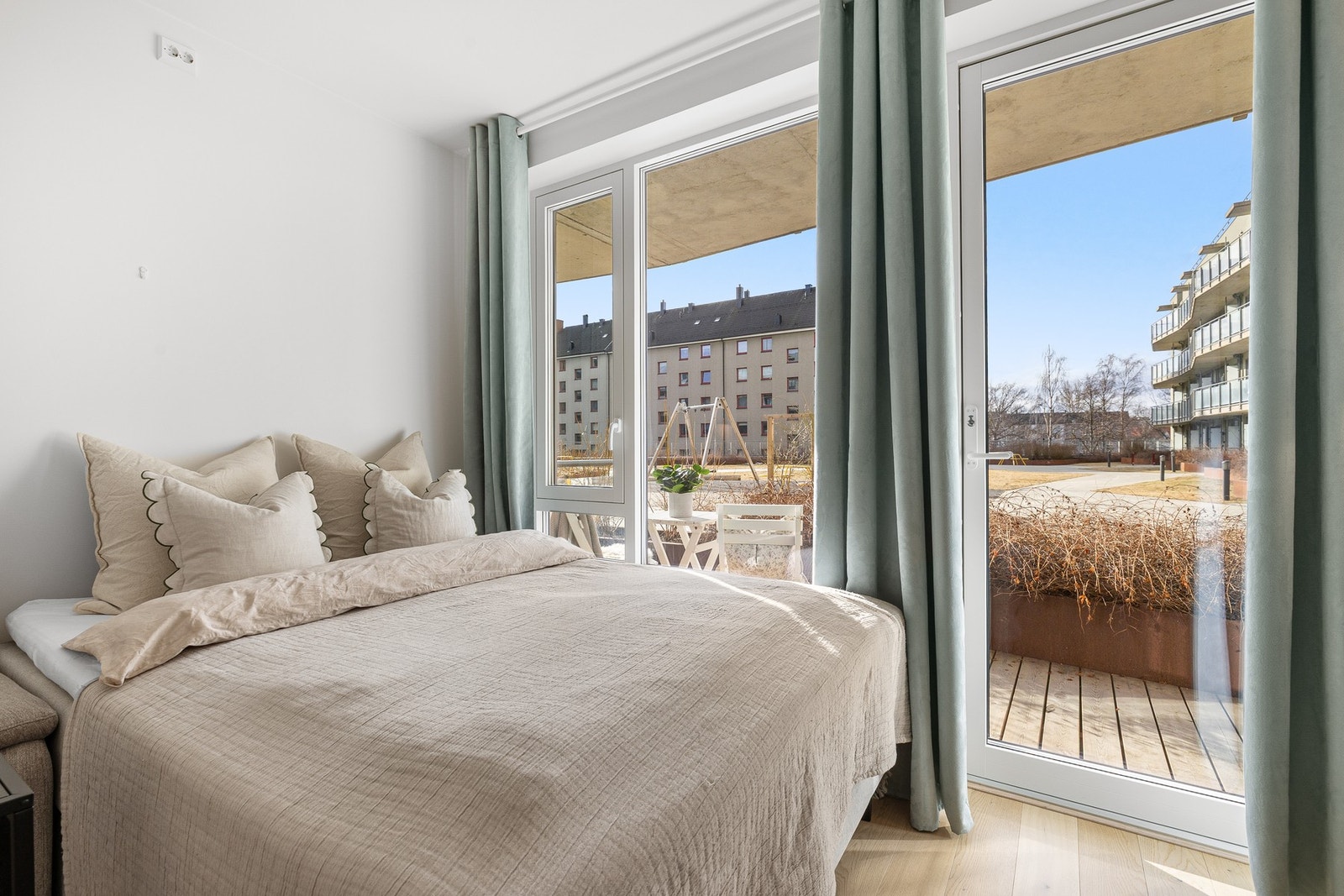 Leilighetens lave felleskostnader inkluderer utgifter tilknyttet kabel-tv/internett, bod, fjernvarme (stipulert forbruk), og generelle felleskostnader til sameiet for drift og fellesareal. Galleribilde