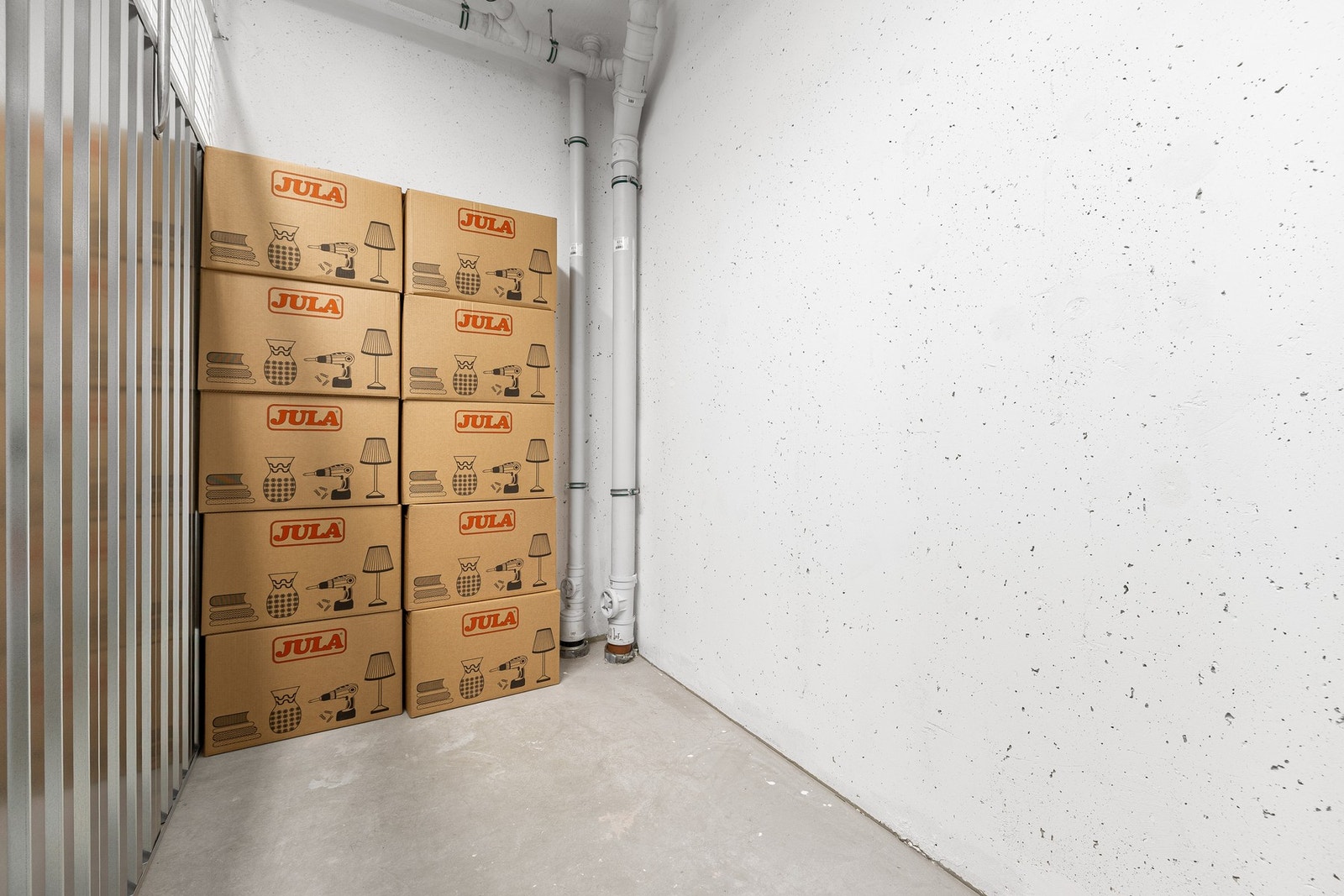 I kjeller medfølger det en praktisk bod på 4 kvm med en meget god takhøyde. Ypperlig til oppbevaring. I kjelleren finner du også en stor sykkelparkering. Galleribilde