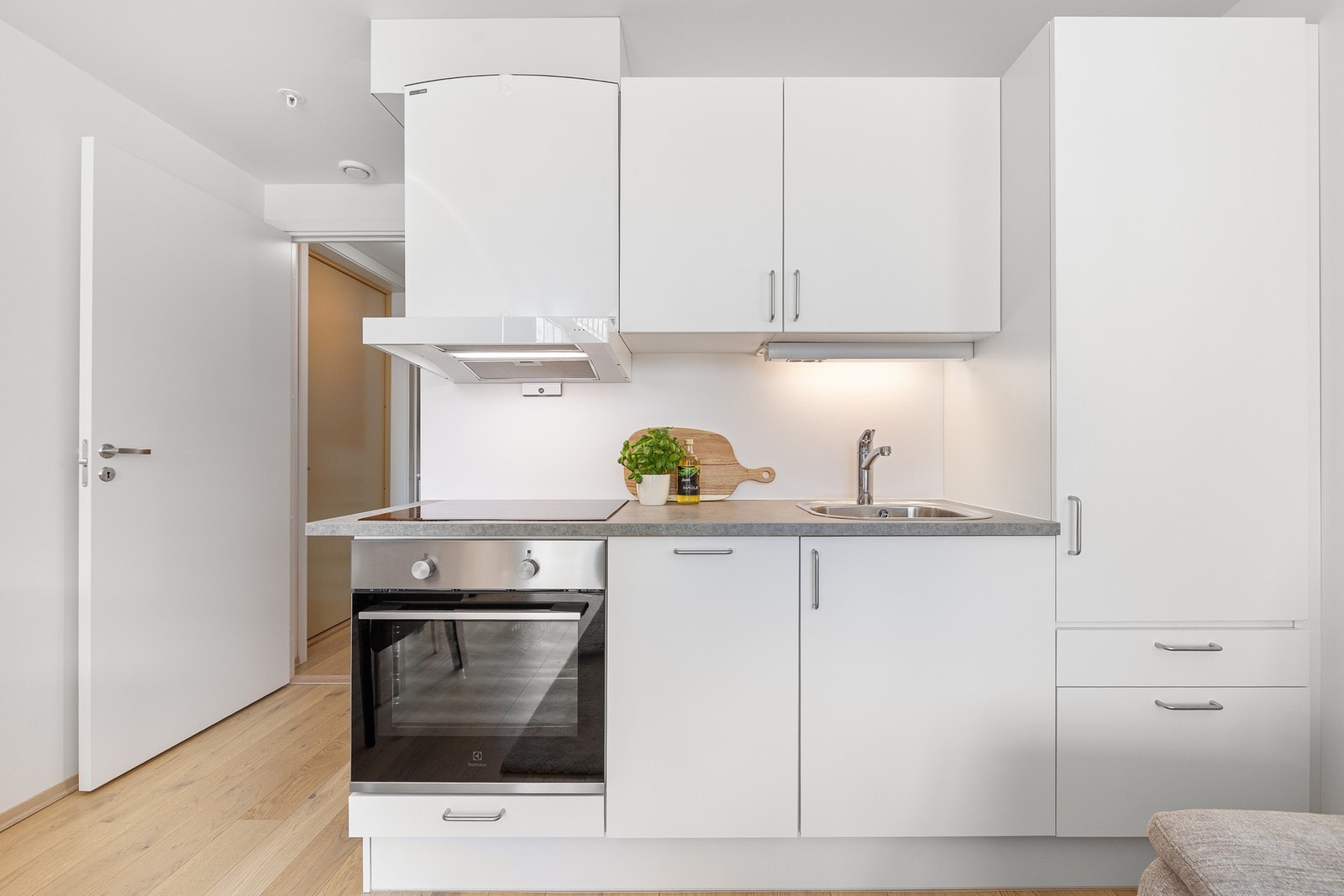 Av integrerte hvitevarer som medfølger i handelen har du platetopp, stekeovn, kjøleskap med integrert fryseboks og oppvaskmaskin. Galleribilde